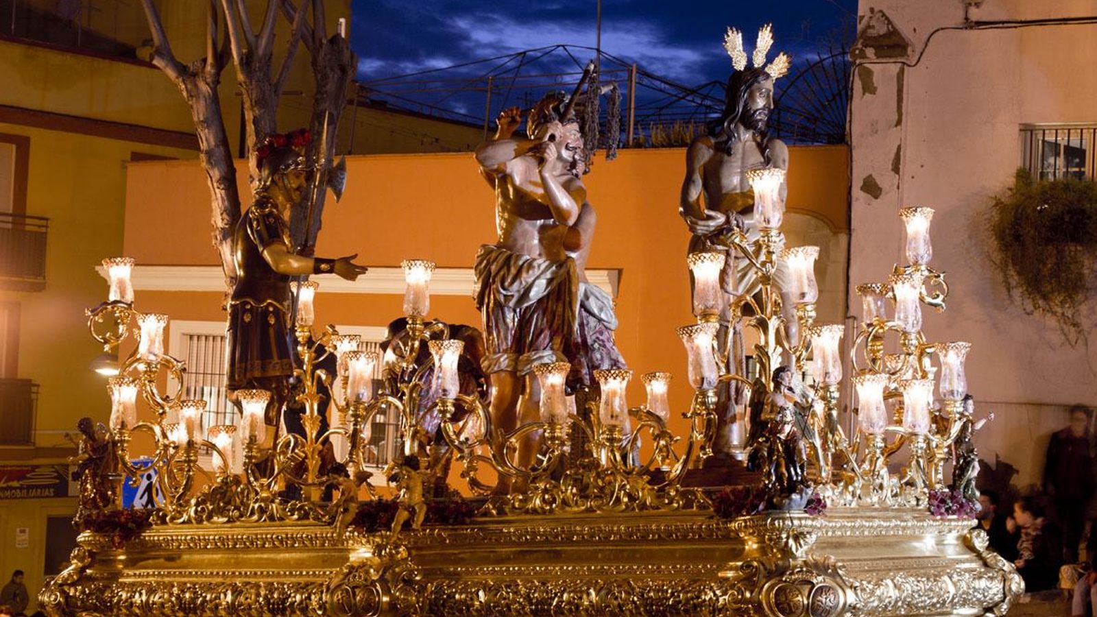 El misterio de la Flagelación con los antiguos sayones de las Cigarreras