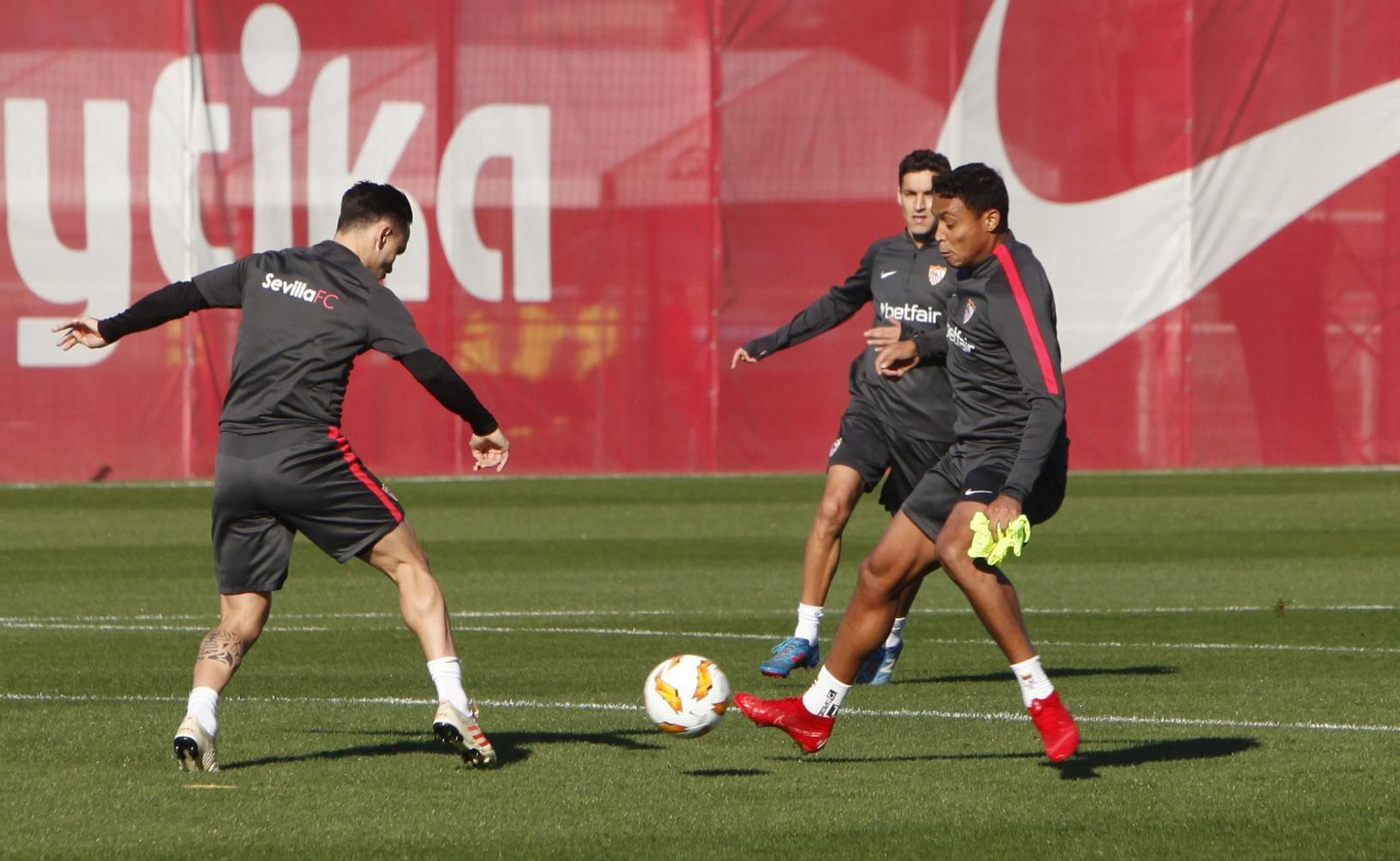 Muriel, en un rondo junto a Roque Mesa y Jesús Navas.