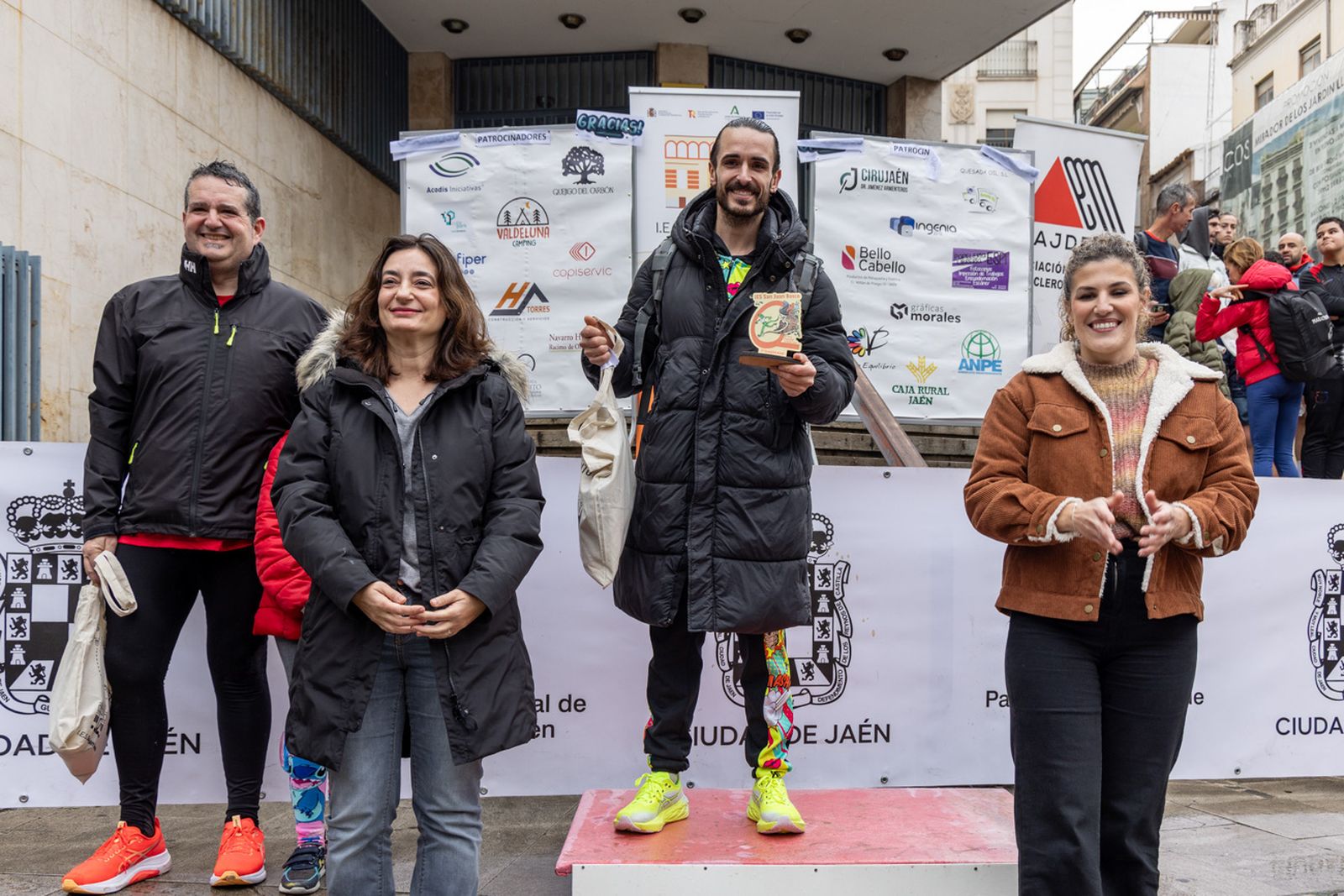 En imágenes: la lluvia no frena a más de un millar de corredores en la V Carrera Popular del IES San Juan Bosco (2)