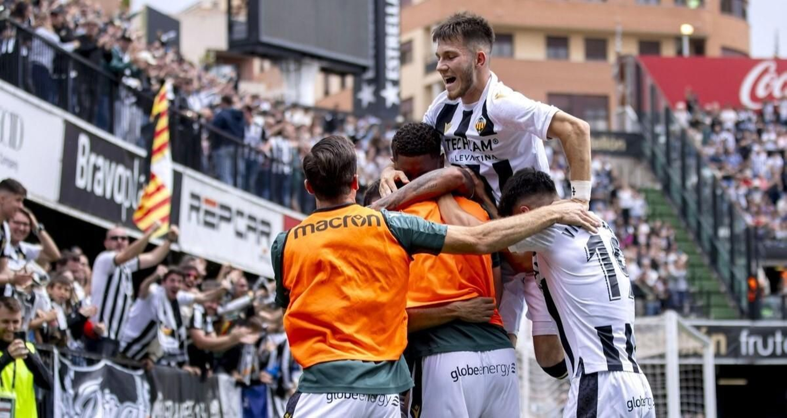 Los jugadores del Castellón celebran un gol en Castalia. Los jugadores del Castellón celebran un gol en Castalia.