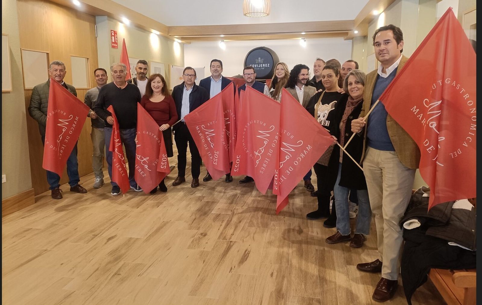 Responsables del Clúster, el Ayuntamiento y la Cooperativa de Las Angustias, junto a los Reyes Magos de Jerez, en el acto de entrega de las banderas rojas.