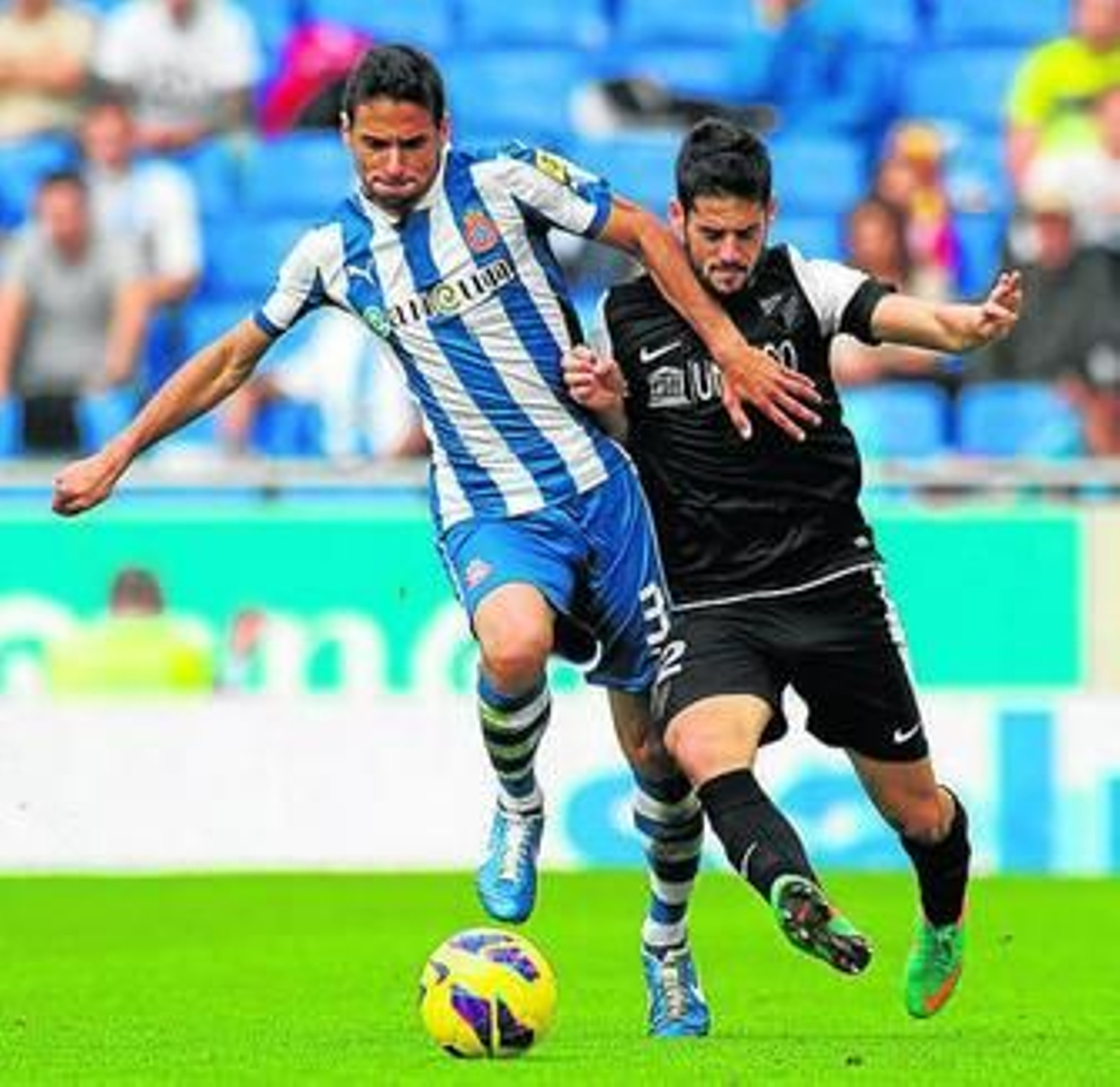 Raúl Rodríguez intenta taponar el avance de Isco.