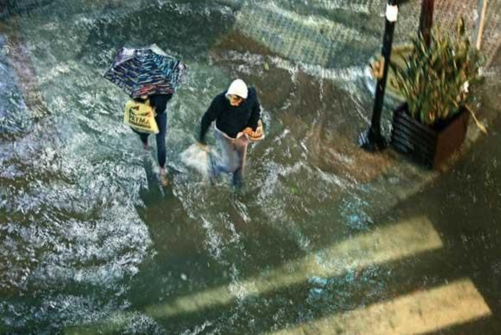 Una tormenta inunda el casco histórico. La parte más afectada fue la Plaza de San Juan de Dios y Canalejas

Foto: Julio Gonzalez/Lourdes de Vicende/Joaquin Pino/Jose Braza