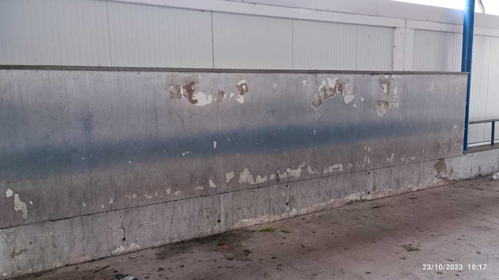 Muro exterior frente a la puerta de Urgencias.