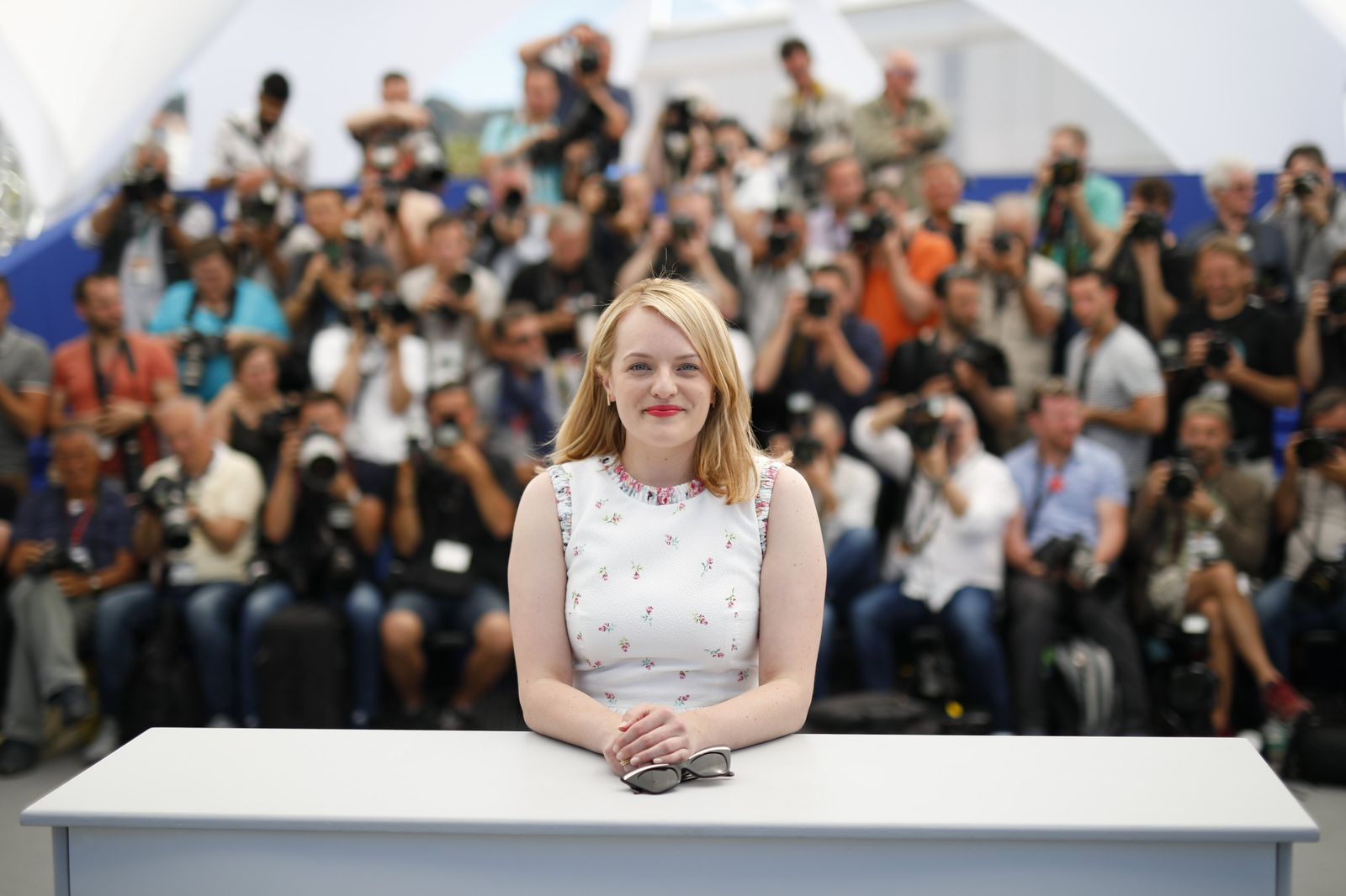 La actriz Elizabeth Moss, ayer en Cannes, tras la presentación de 'The Square'.