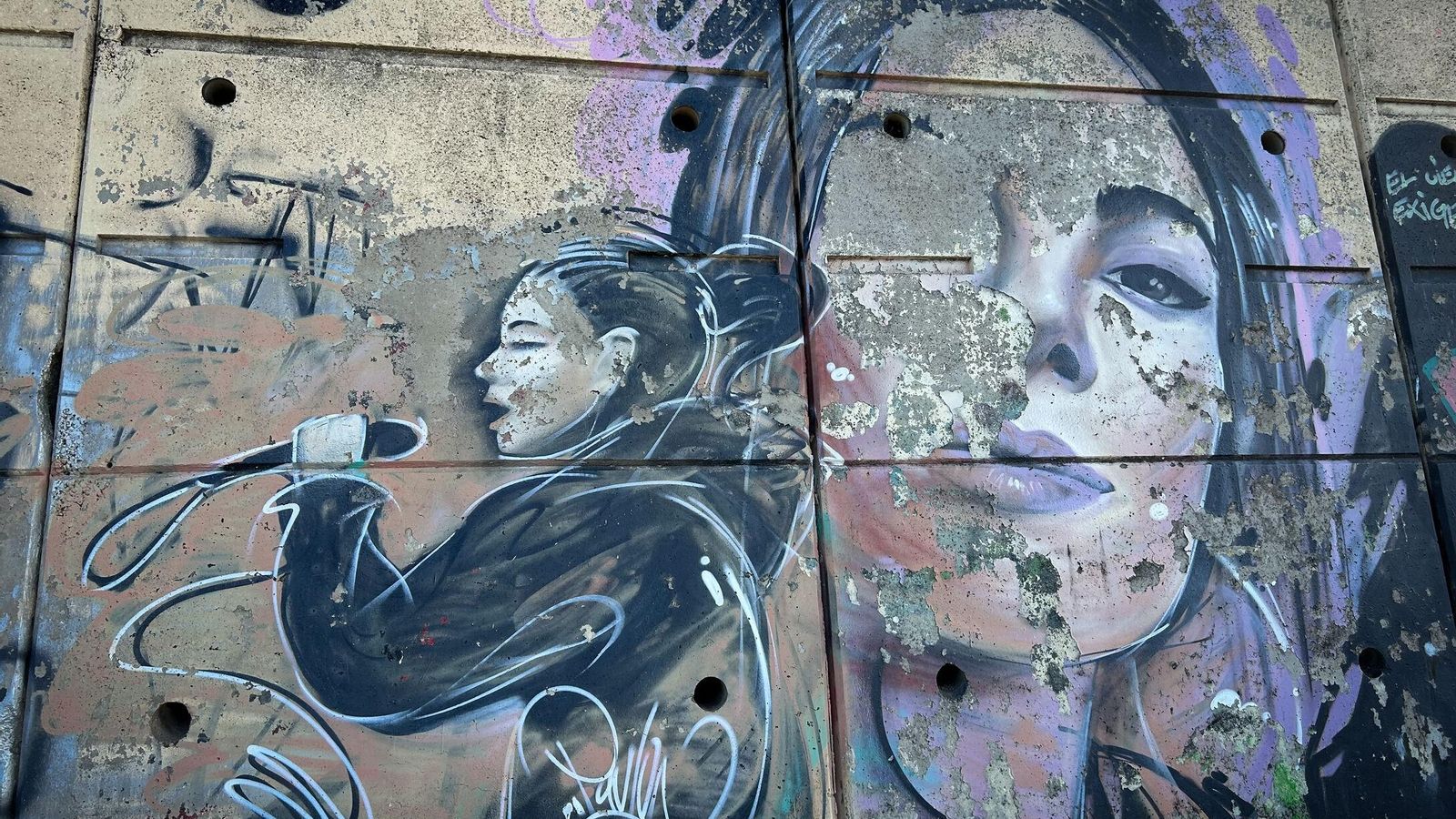 Estado actual de los grafitis de Juan Pablo II.