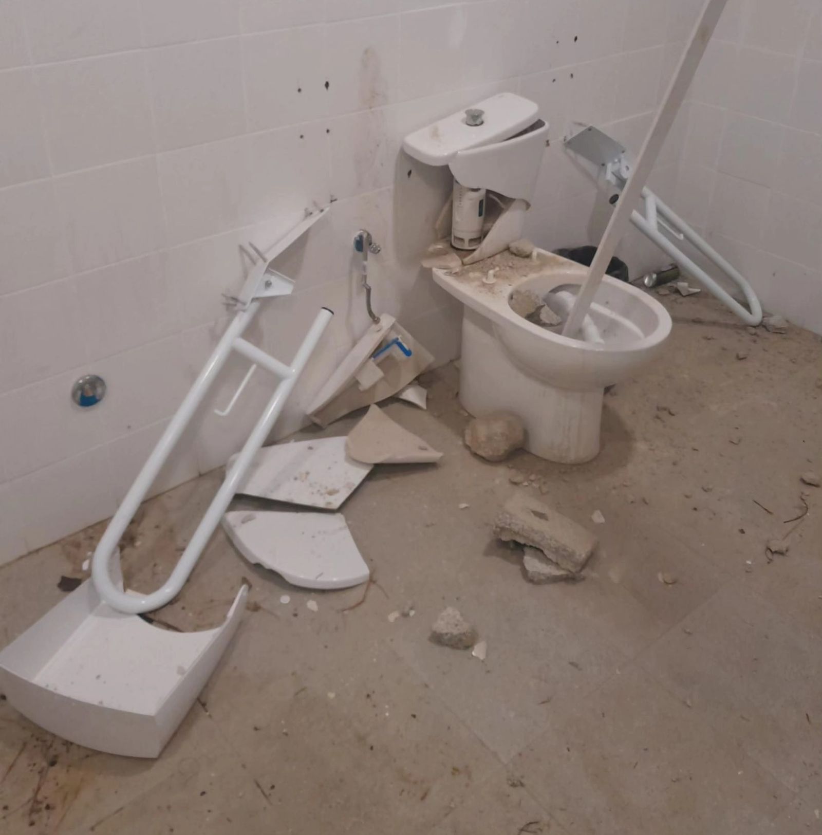 Baño destrozado en el Recinto Ferial El Palmeral de Vera.
