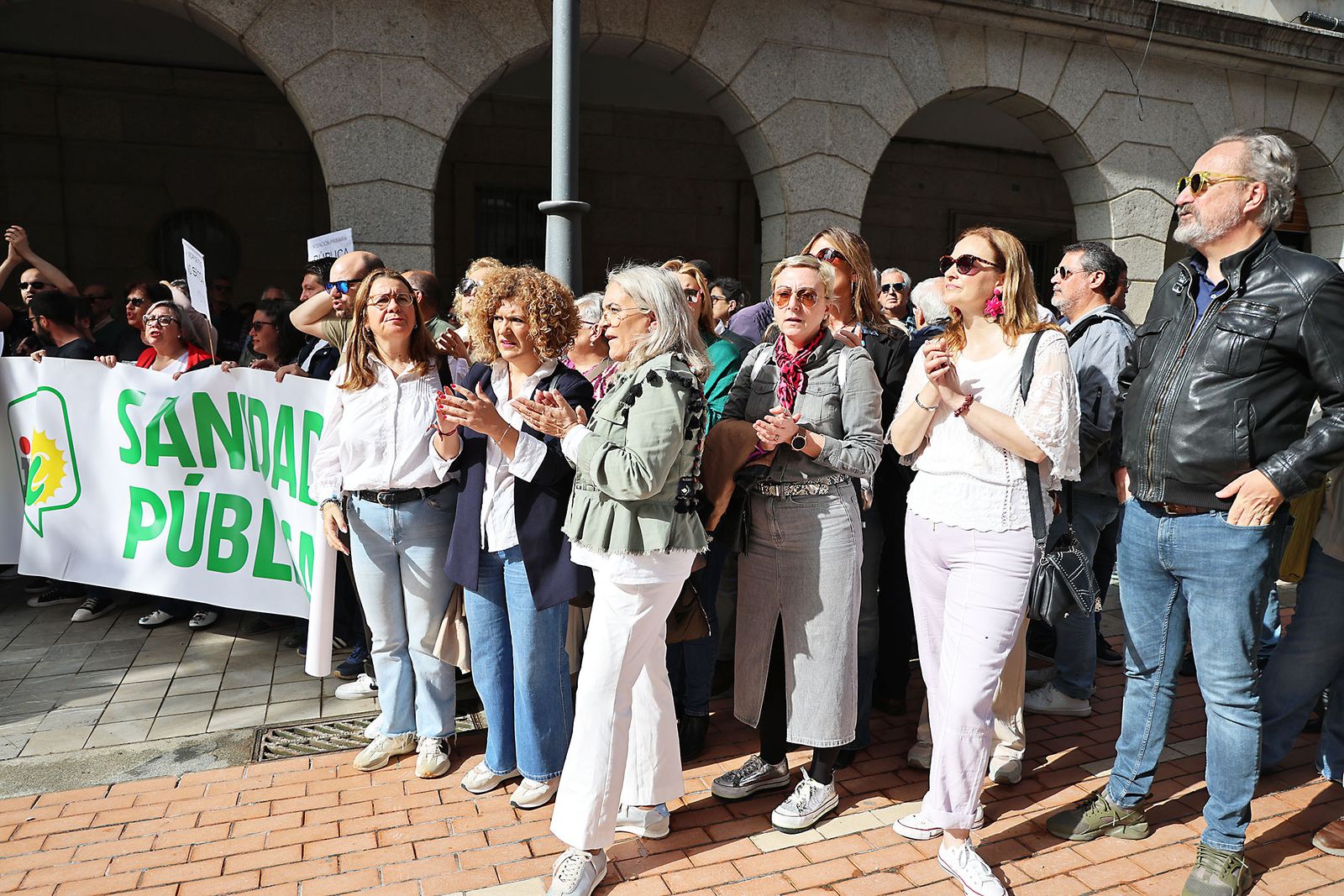 Imágenes de la concentración de la Marea Blanca de Huelva por la sanidad pública