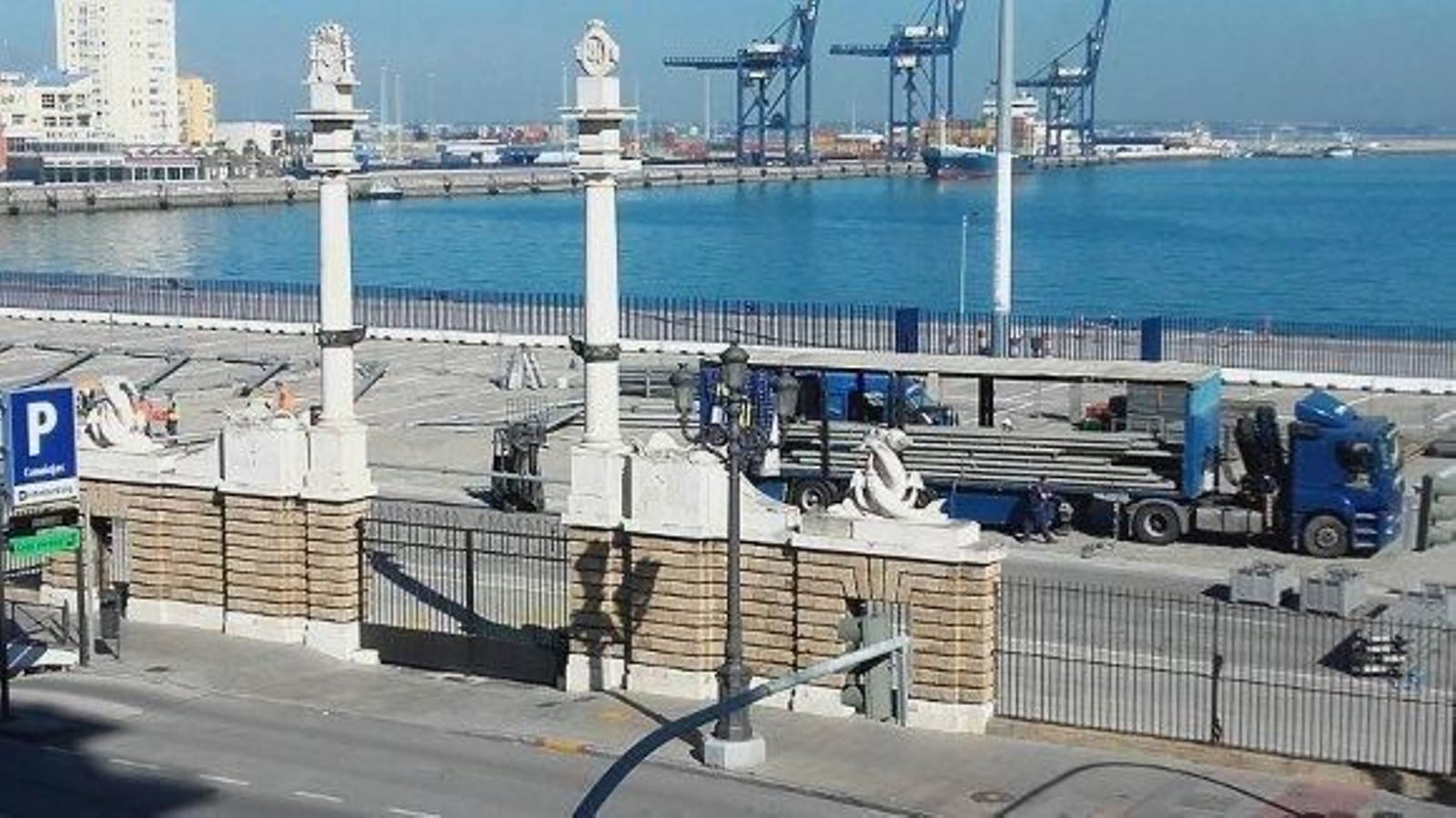 Arranca la instalación de la carpa del Carnaval en el muelle Ciudad