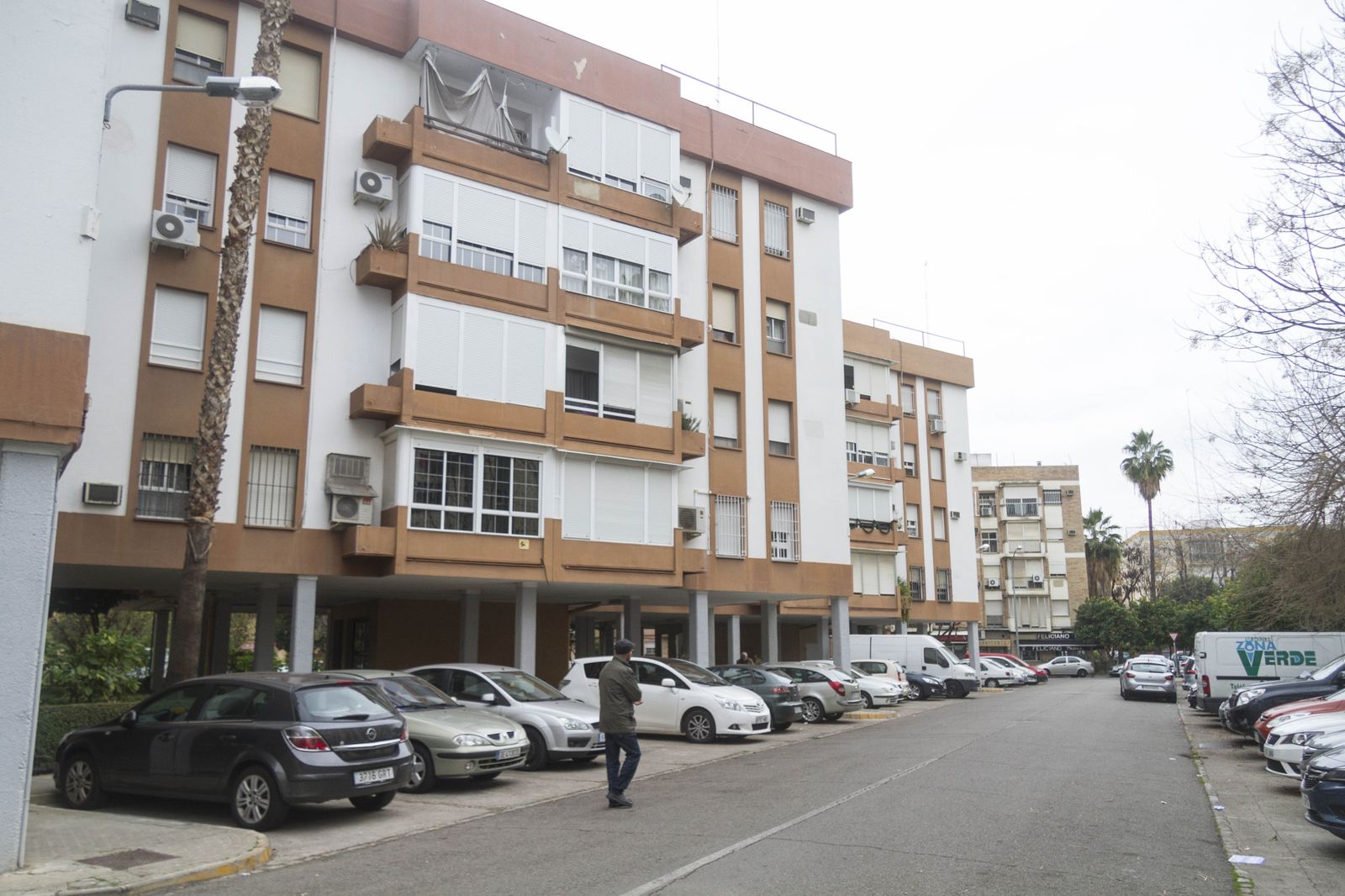 Un busto del poeta en el centro de la glorieta que lleva el nombre de la barriada.