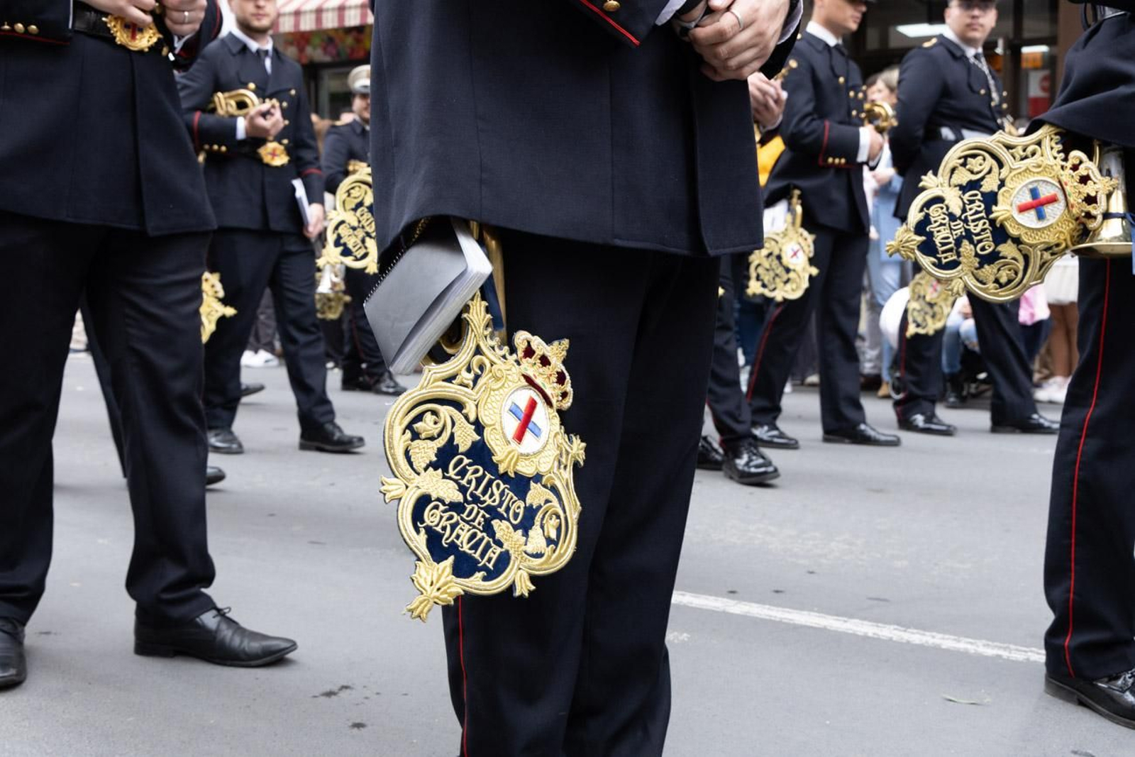 Los jiennenses se echan a la calle para presenciar la primera de las procesiones de la jornada: la Borriquilla (I)