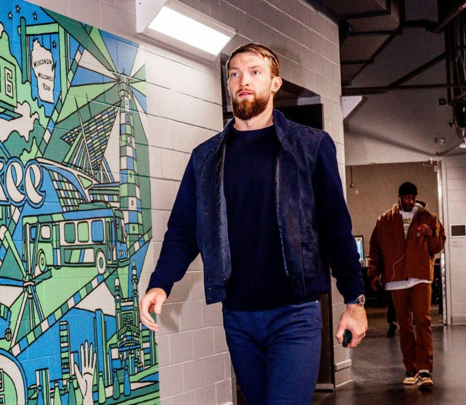 Domas Sabonis frena a Antetokounmpo