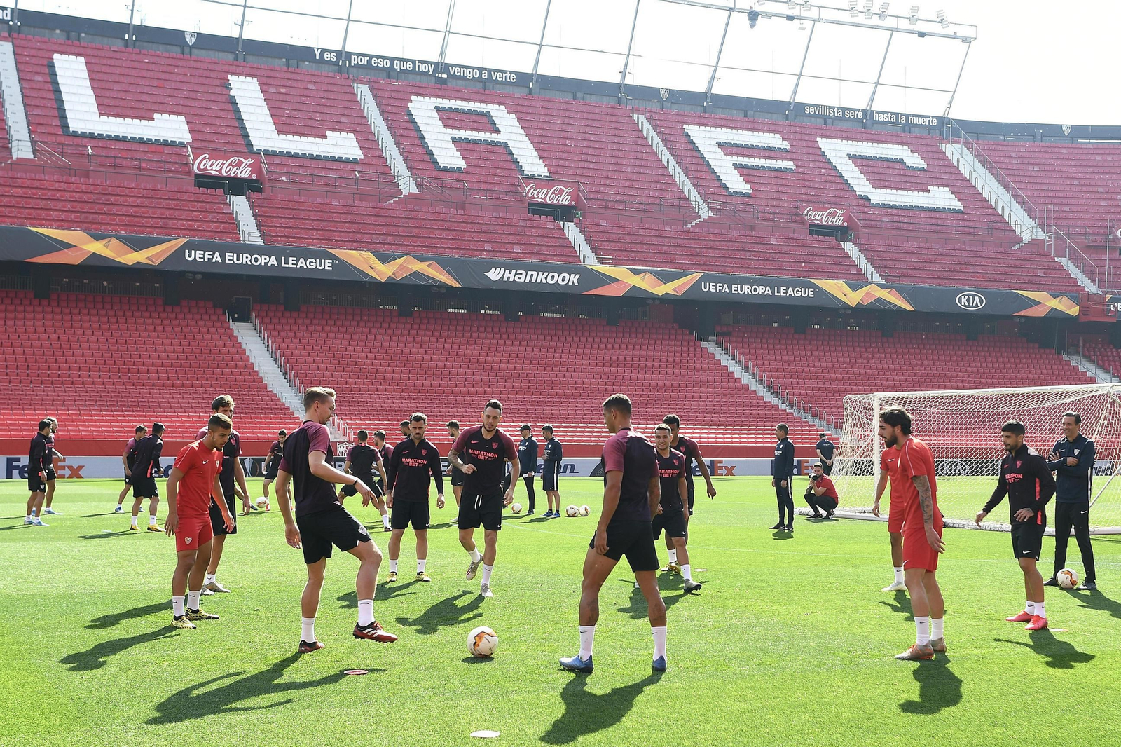 Último entrenamiento del Sevilla en un vacío y engalanado Sánchez-Pizjuán, el 11 de marzo.