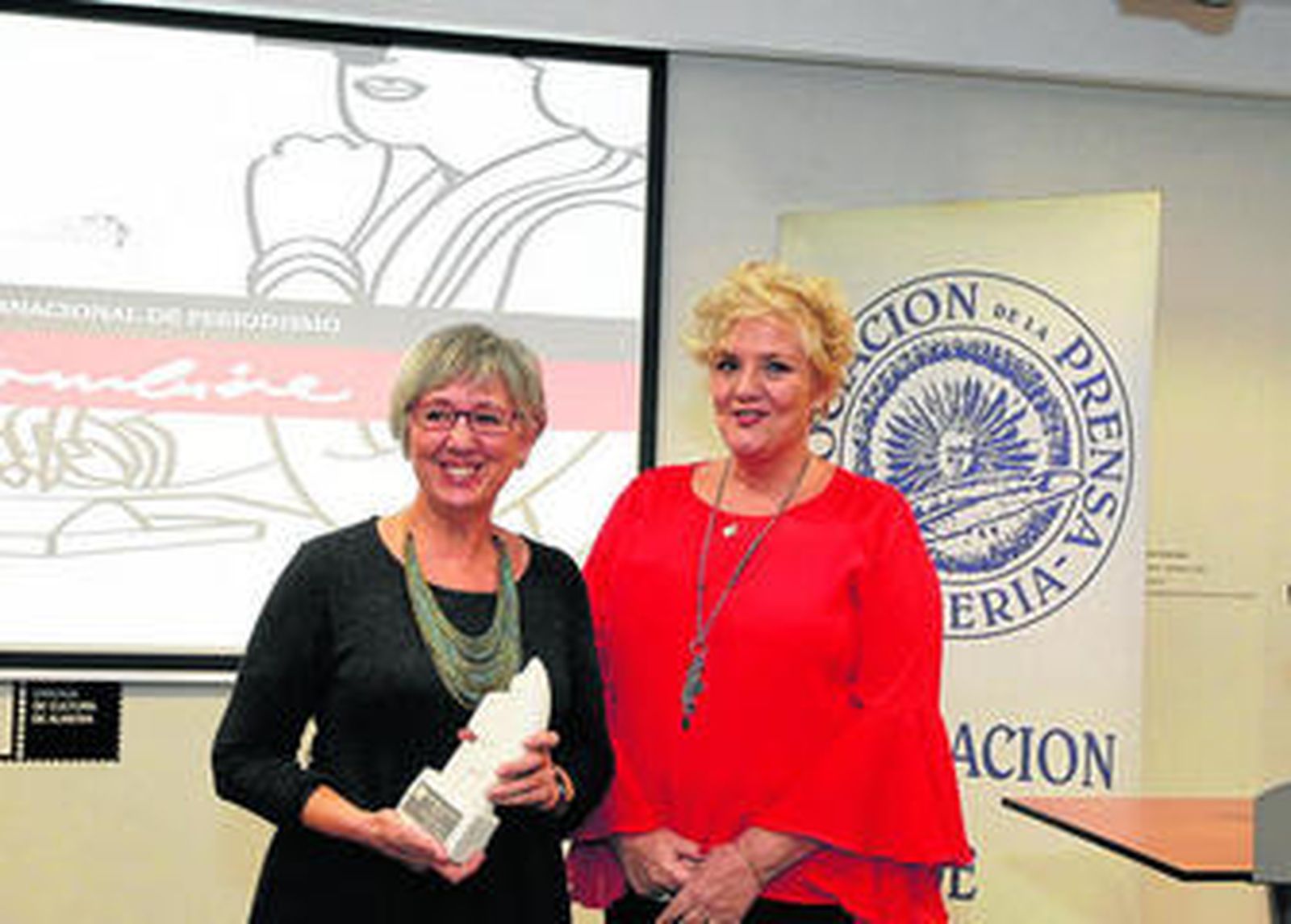 Marisol Soto recibiendo el premio de manso de Covadonga Porrúa, presidenta de la Asociación de la Prensa.