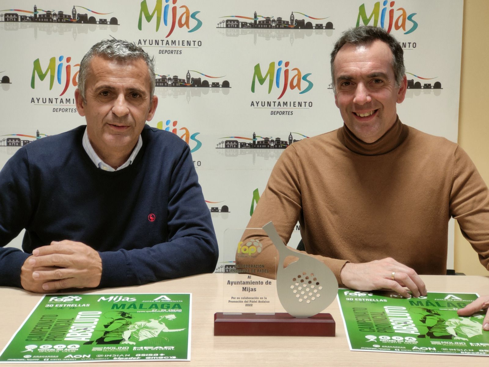 El presidente de la Federación Andaluza de Pádel, José Pérez, y el edil de Deportes, Andrés Ruiz (D.).