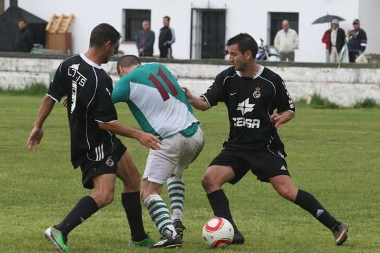 Los linenses empatan sin goles en Puerto Real y celebran el título de campeón de Liga.

Foto: Paco Guerrero