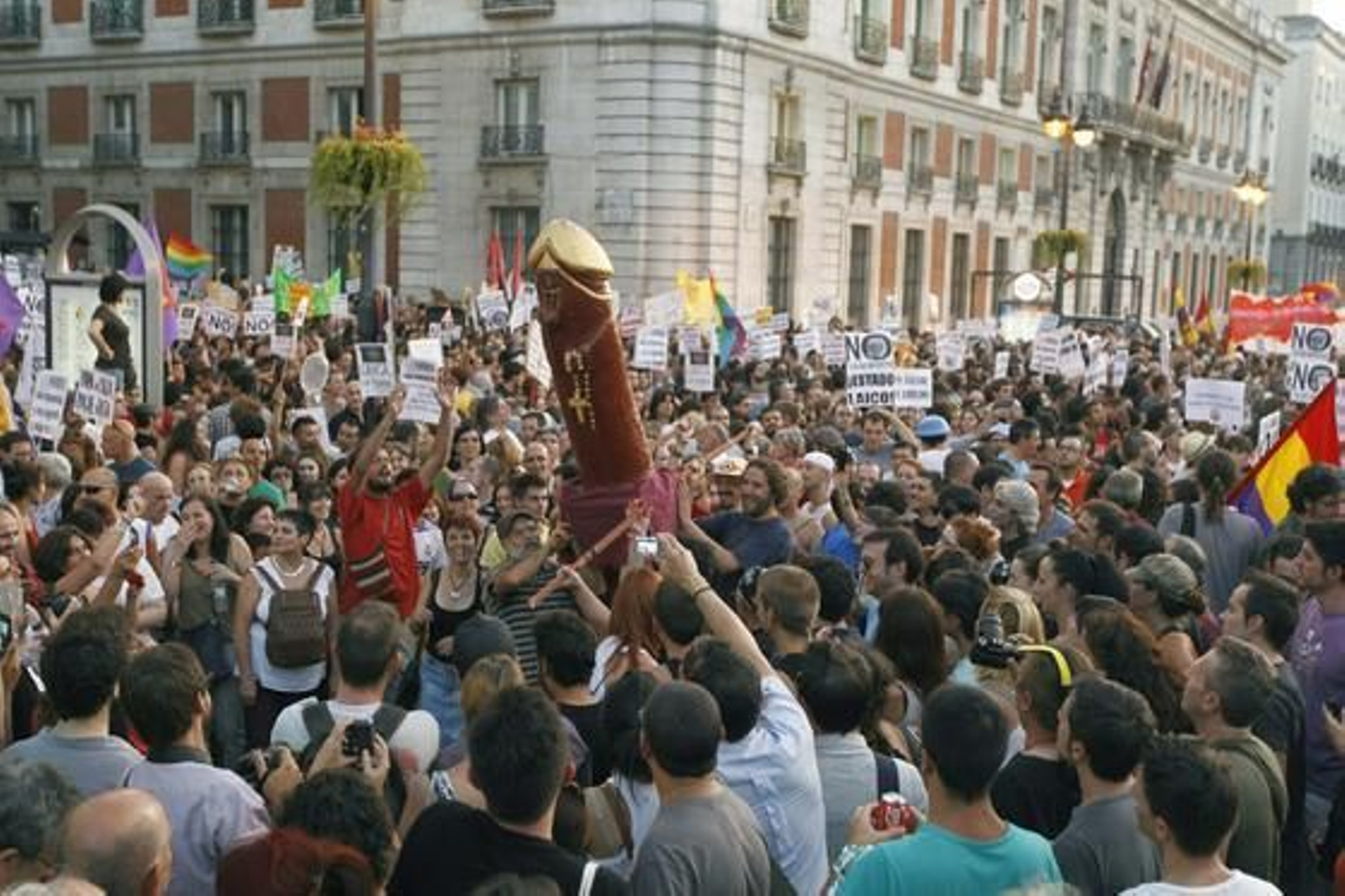 Manifestación contra la visita del Papa.

Foto: efe