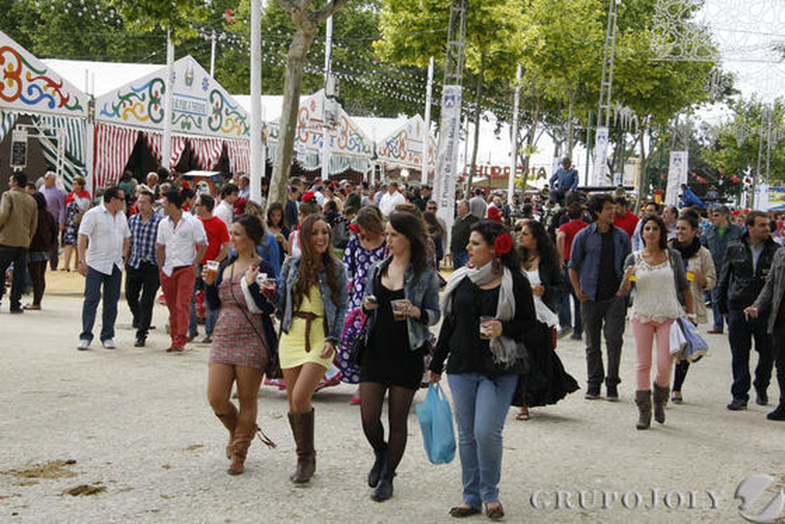 Grupos de jóvenes pasean por la Feria.

Foto: Andr?Mora /Fito Carreto