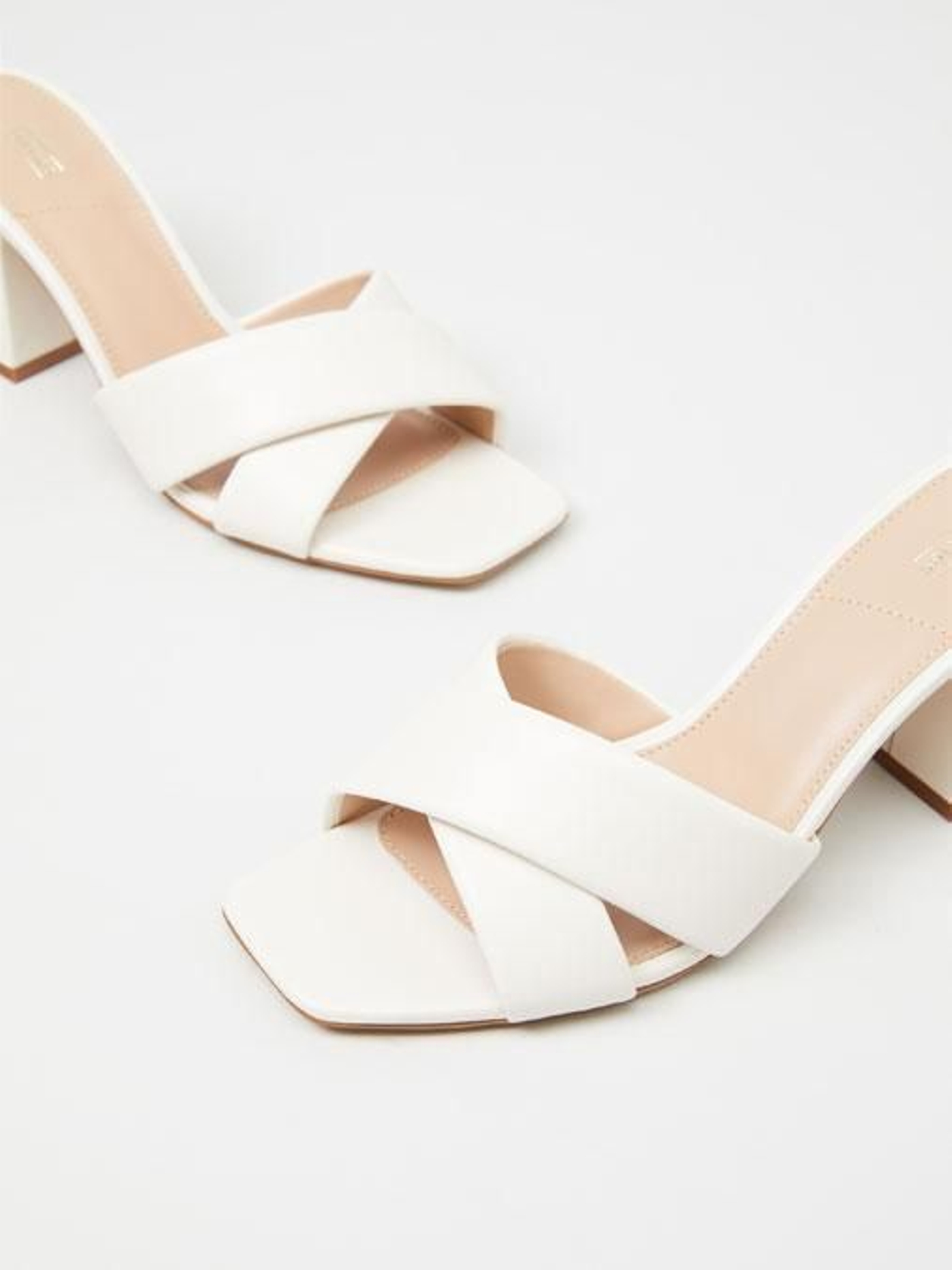 Las sandalias mule de Lefties en color blanco.