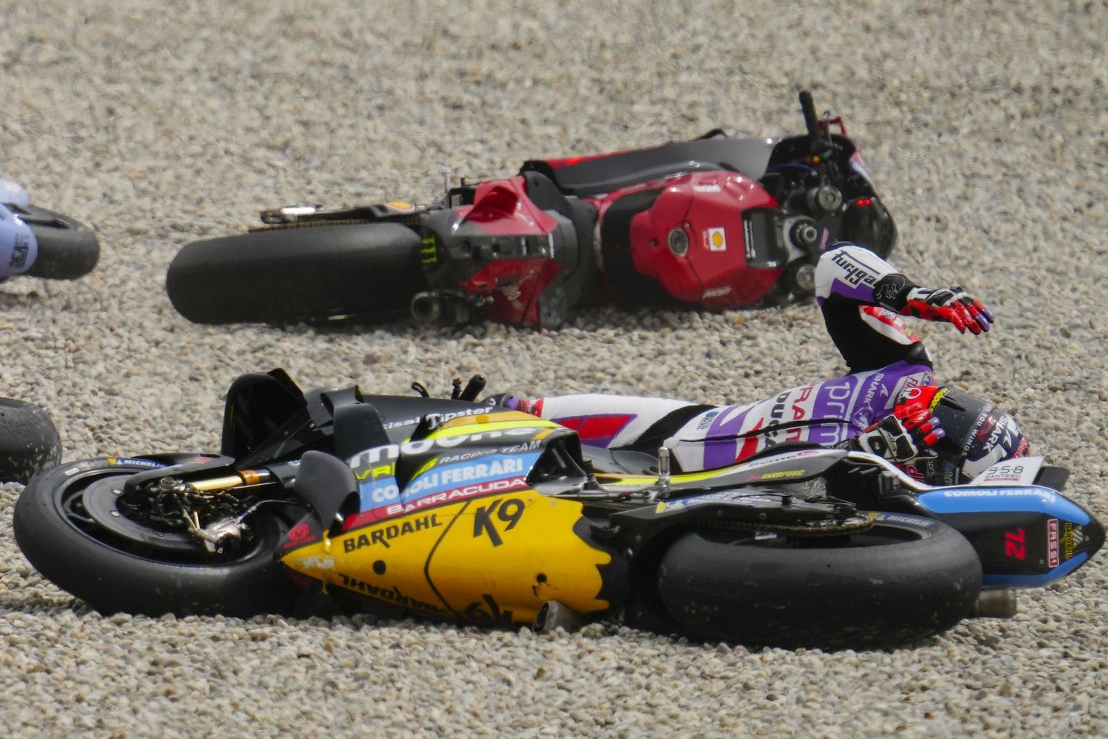 Las cariñosas fotos de Piqué, Clara Chía en el Mundial de Motos en Montmeló