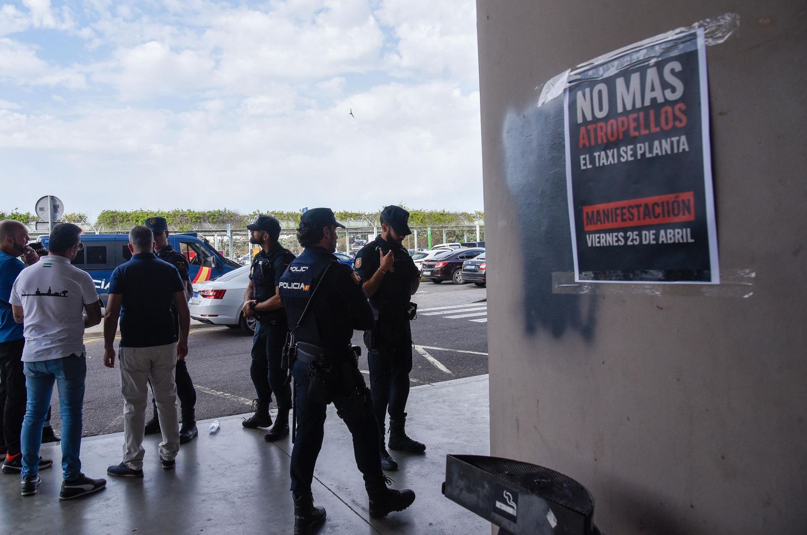 Policías y taxistas, en una de las manifestaciones anteriores en Santa Justa.