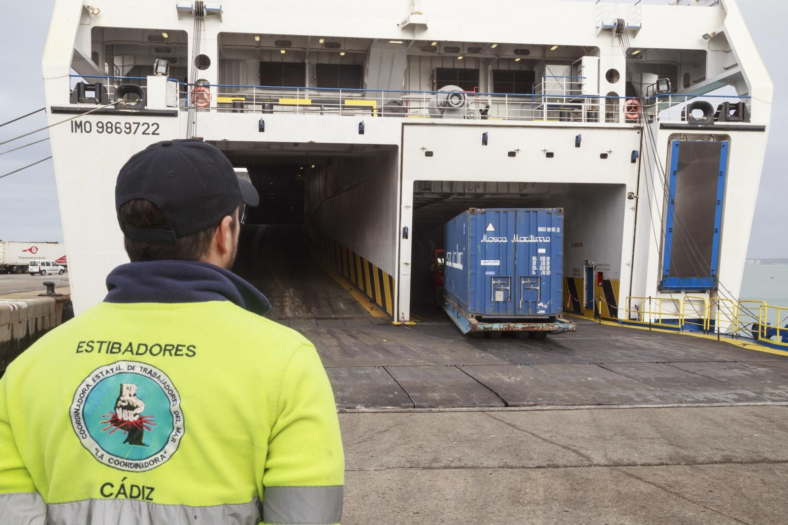Un buque de la flota de Armas Trasmediterránea operando en el Muelle de Cádiz Un buque de la flota de Armas Trasmediterránea operando en el Muelle de Cádiz