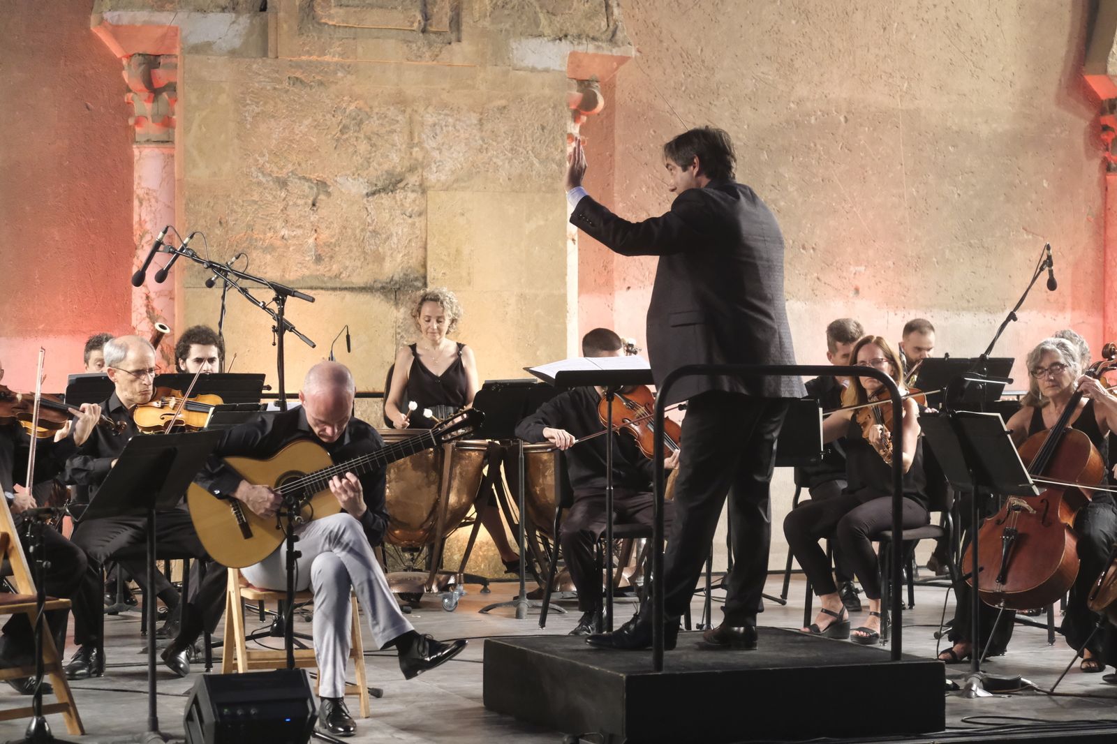 Ricardo Gallén, tocando con la Orquesta de Córdoba en el Patio de los Naranjos.