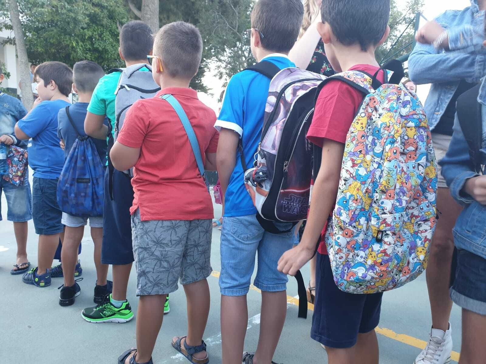 Alumnos del colegio Atlántida, esta mañana poco antes de entrar en las aulas.