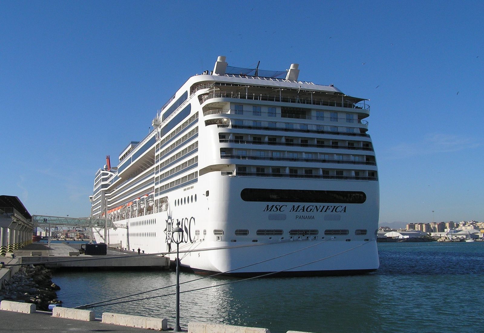 El 'MSC Magnifica', atracado en el puerto de Málaga.
