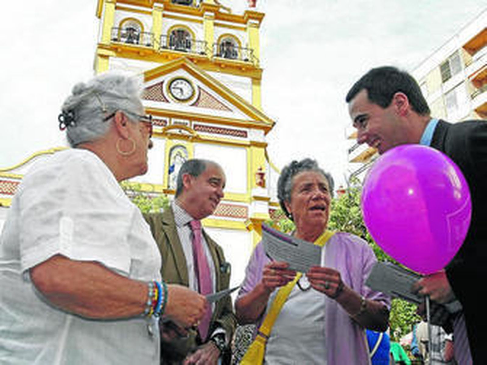 Fernando Maura, en el centro, reparte propaganda electoral en la Plaza de la Iglesia, ayer.