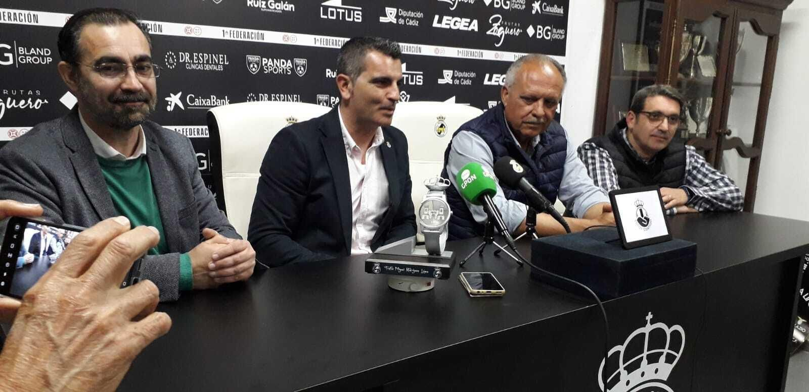 Rivas, Sarria, Osuna y Lima, con el trofeo Miguel Rodríguez (sobre la mesa)