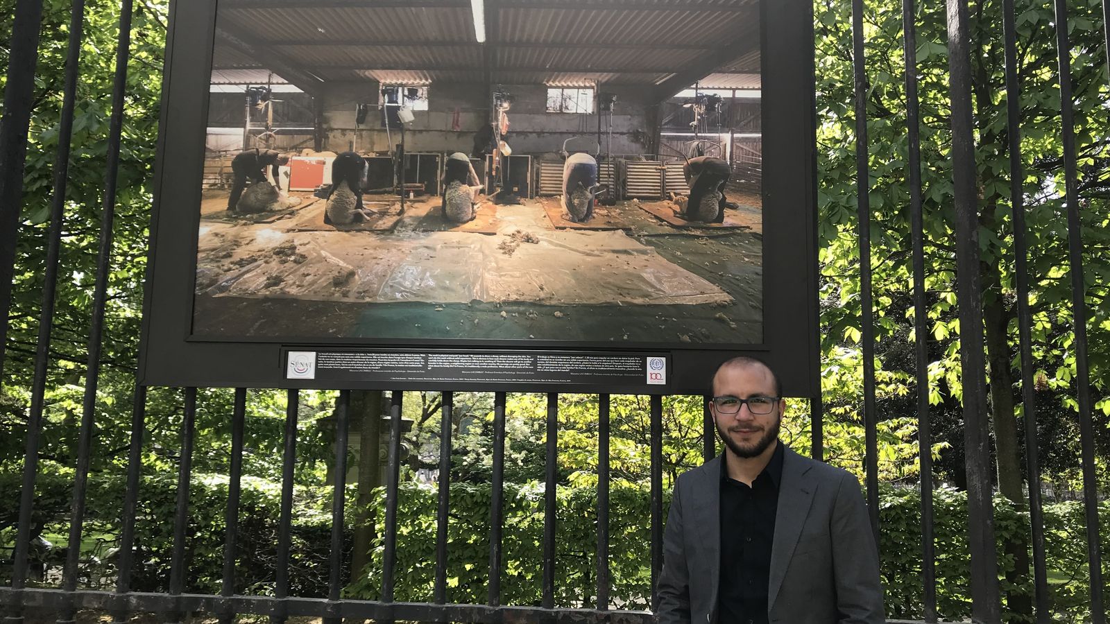 José Luis Lozano, junto a su imagen en los Jardines de Luxemburgo.