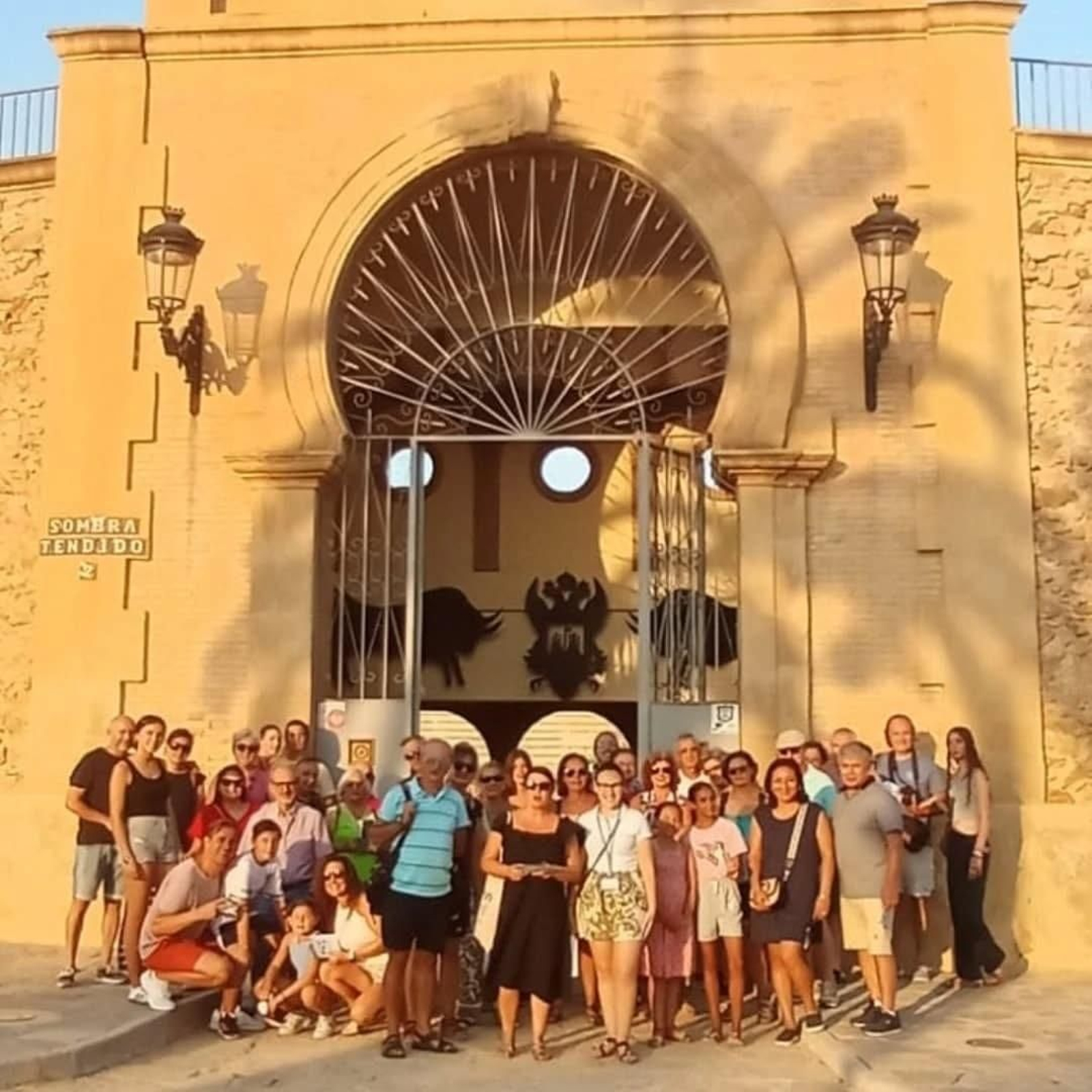 Los participantes recorrieron las calles y plazas en la compañía de un guía profesional
