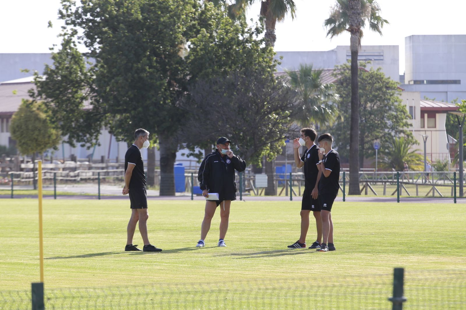 Josu Uribe charla con los integrantes de su cuerpo técnico durante un entrenamiento.