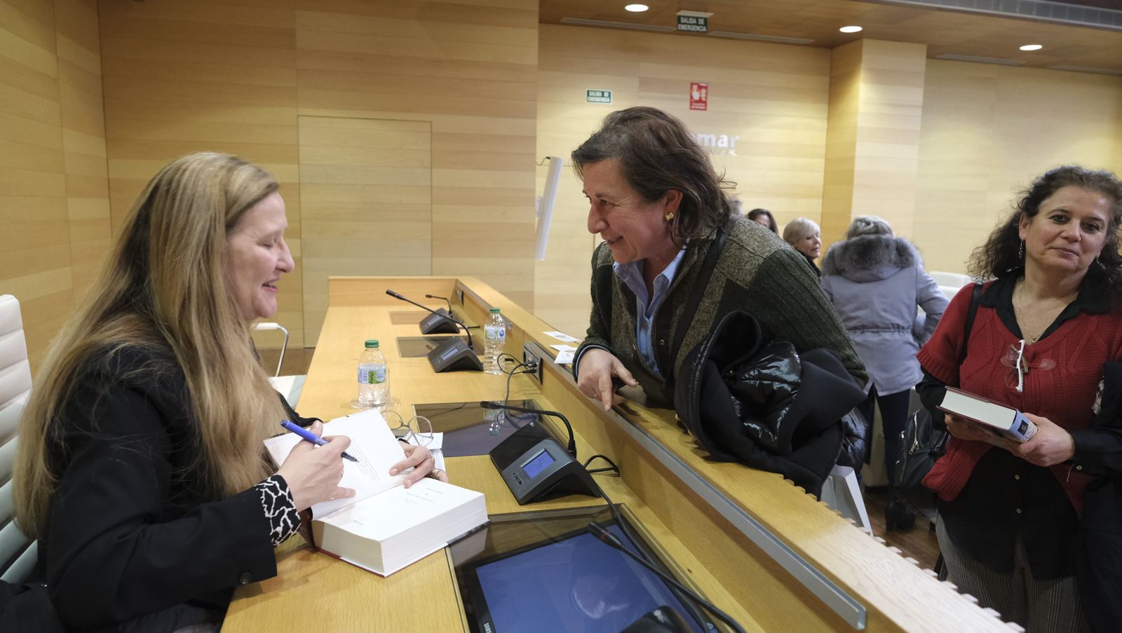 Imágenes del Diario de los Libros con la escritora ganadora del Premio Planeta 2022, Luz Gabás