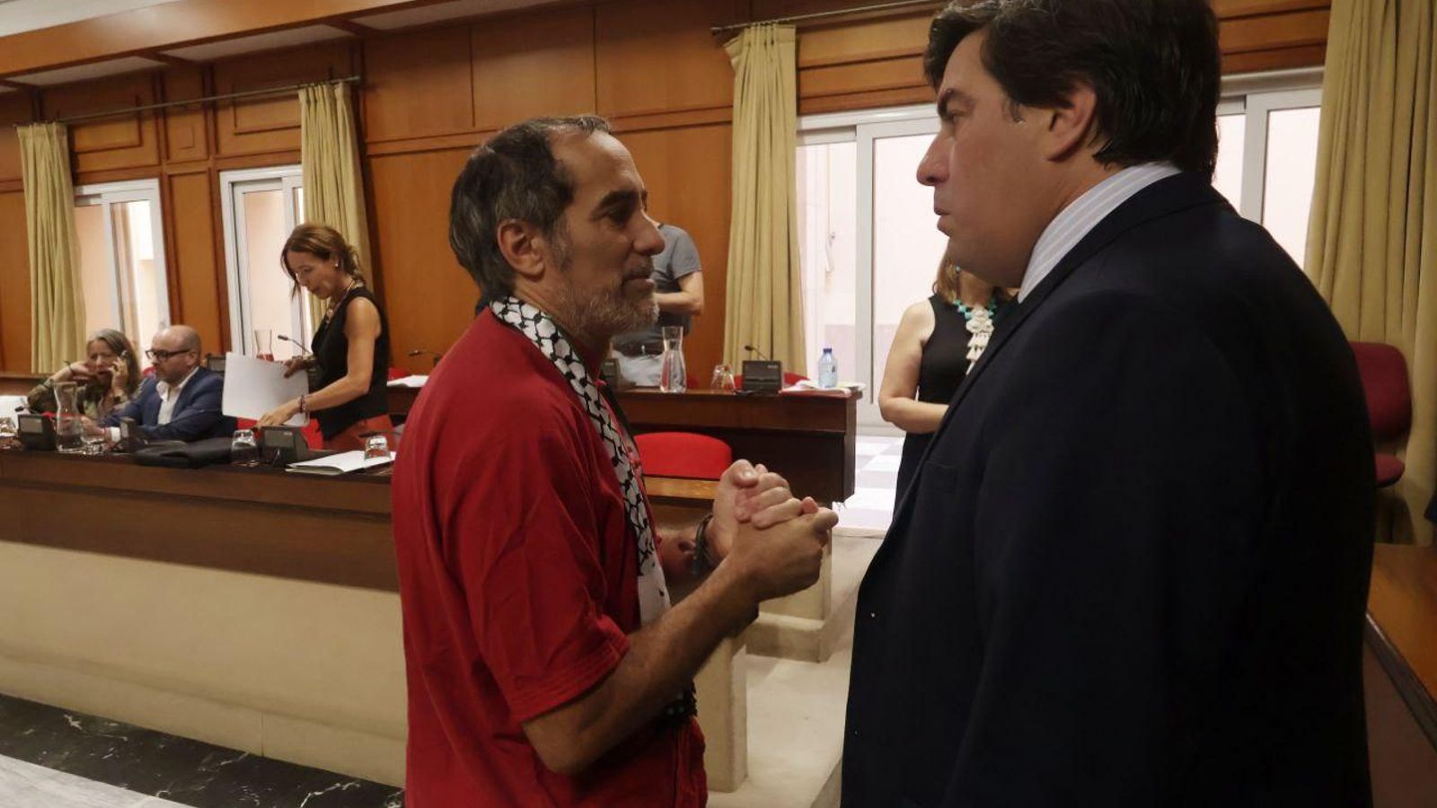 El edil de Hacemos Juan Hidalgo (izquierda) habla con el del PP Jesús Coca antes del Pleno El edil de Hacemos Juan Hidalgo (izquierda) habla con el del PP Jesús Coca antes del Pleno