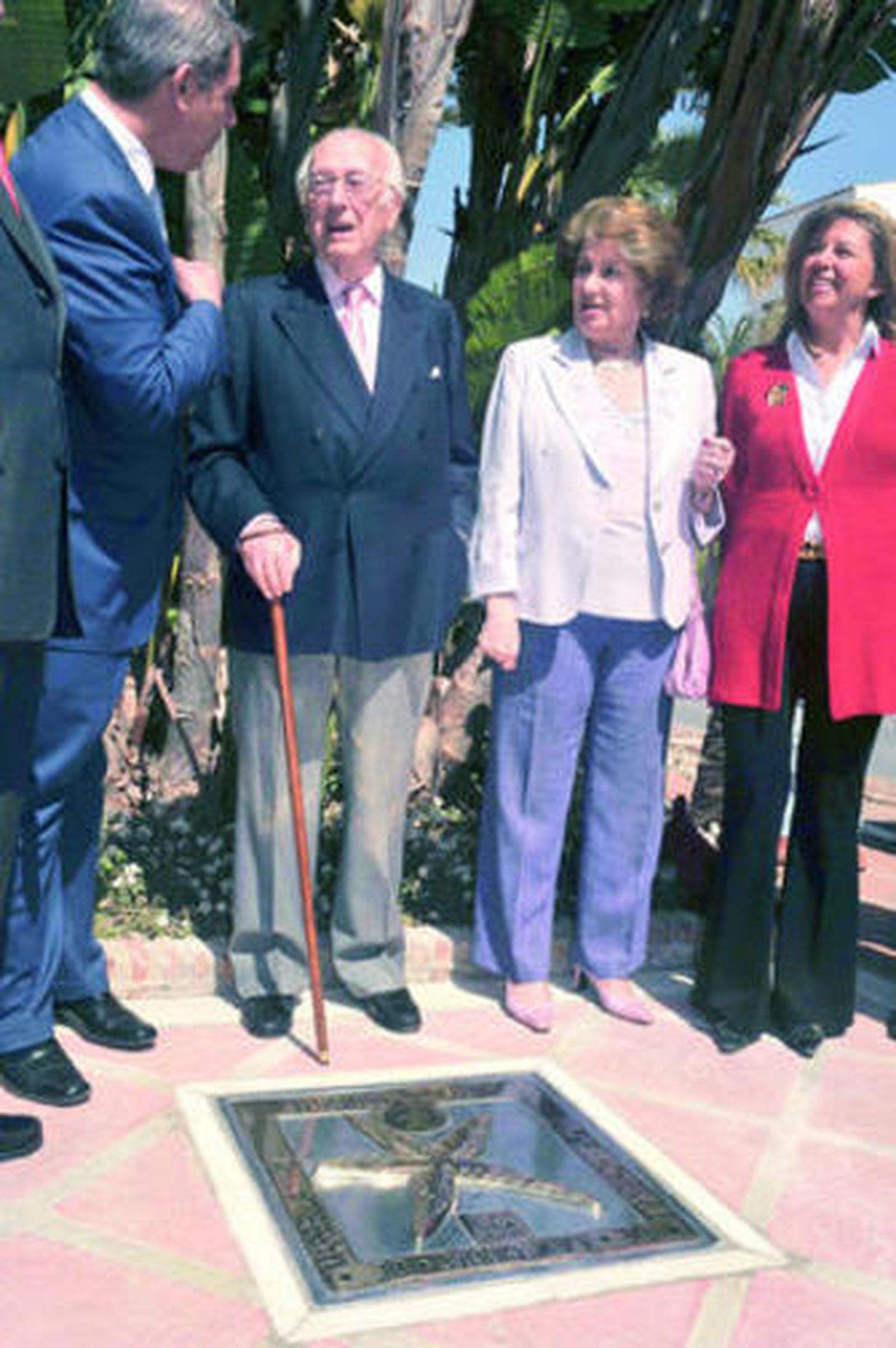 Antonio Mingote ayer junto a su mujer y la alcaldesa de Marbella.