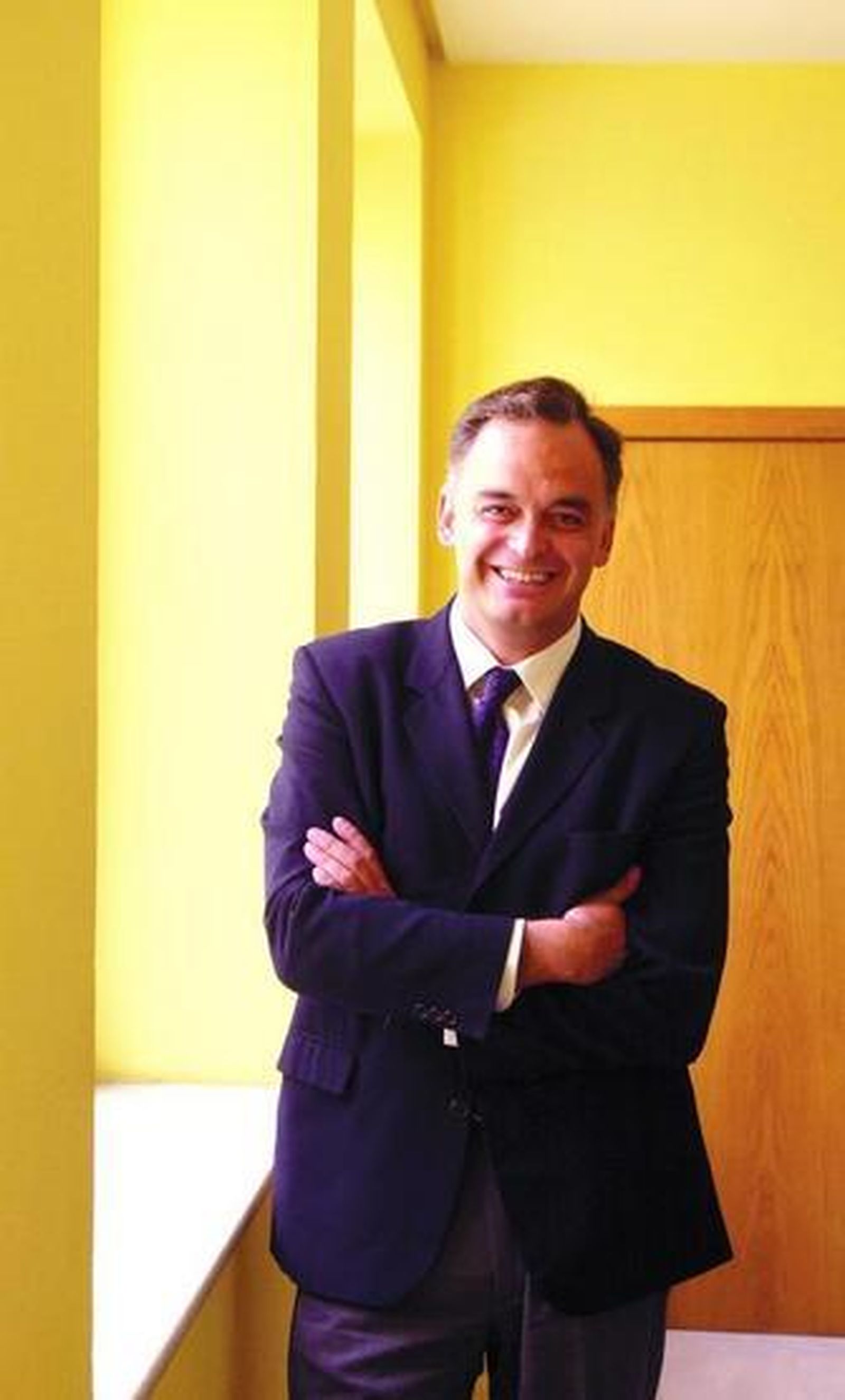 De la Vega prueba su carisma fuera de casa