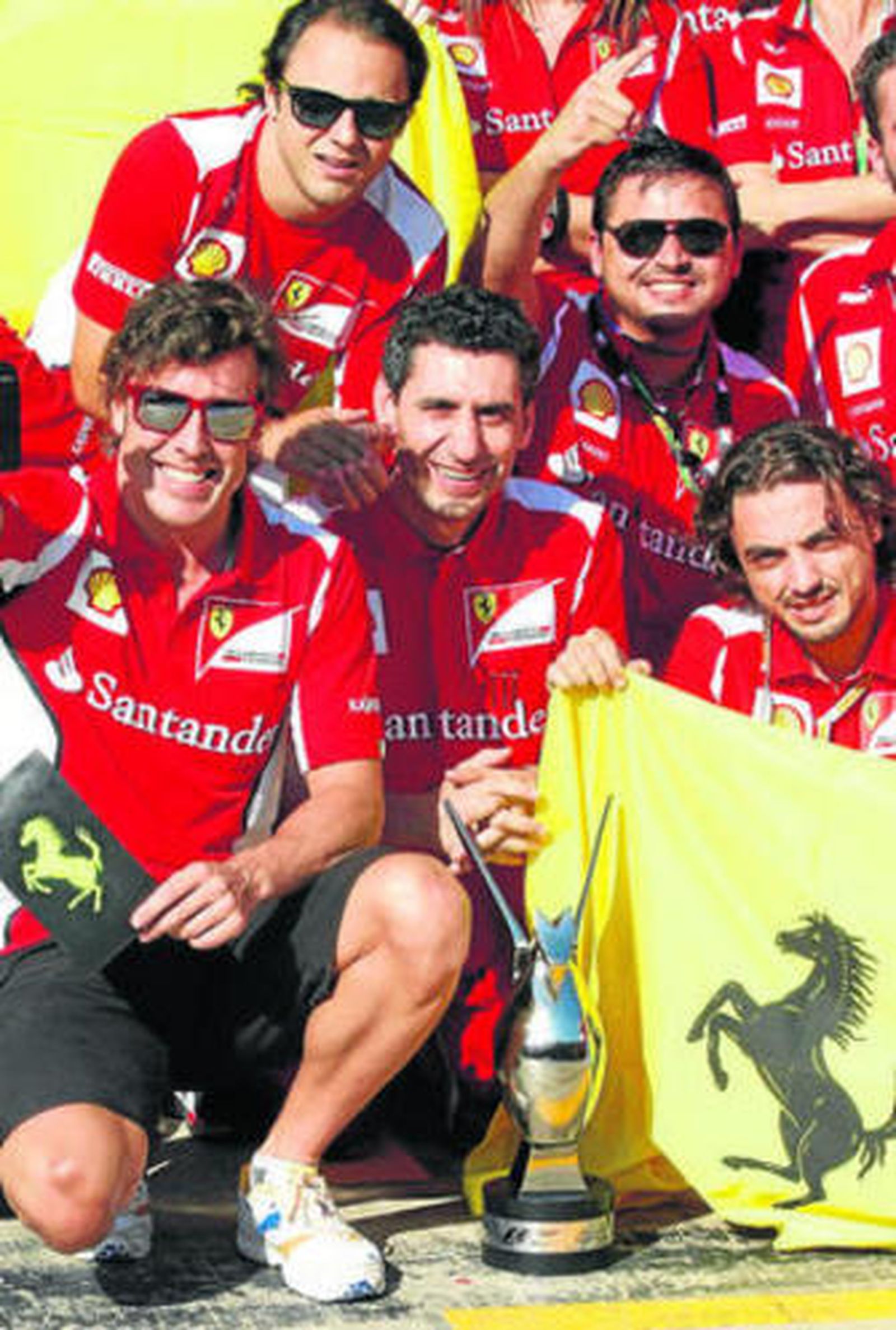 Alonso (i) celebra el triunfo con los componentes del equipo.