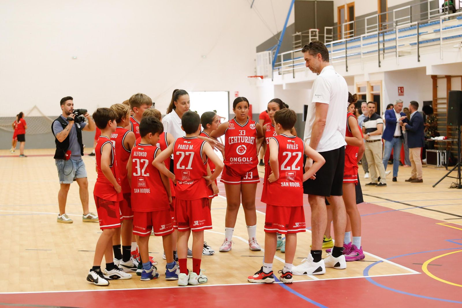 Fotos del encuentro de Pau Gasol con niños en el pabellón de San Roque