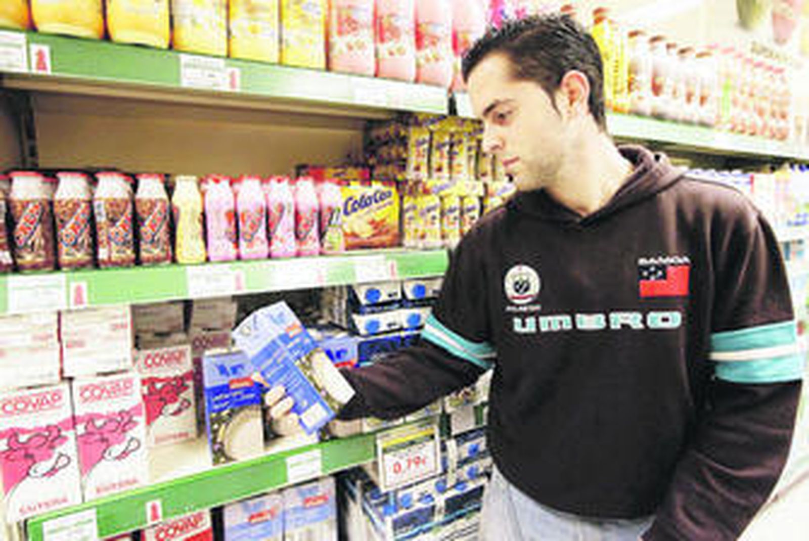 Un cliente en el supermercado de unos grandes almacenes.