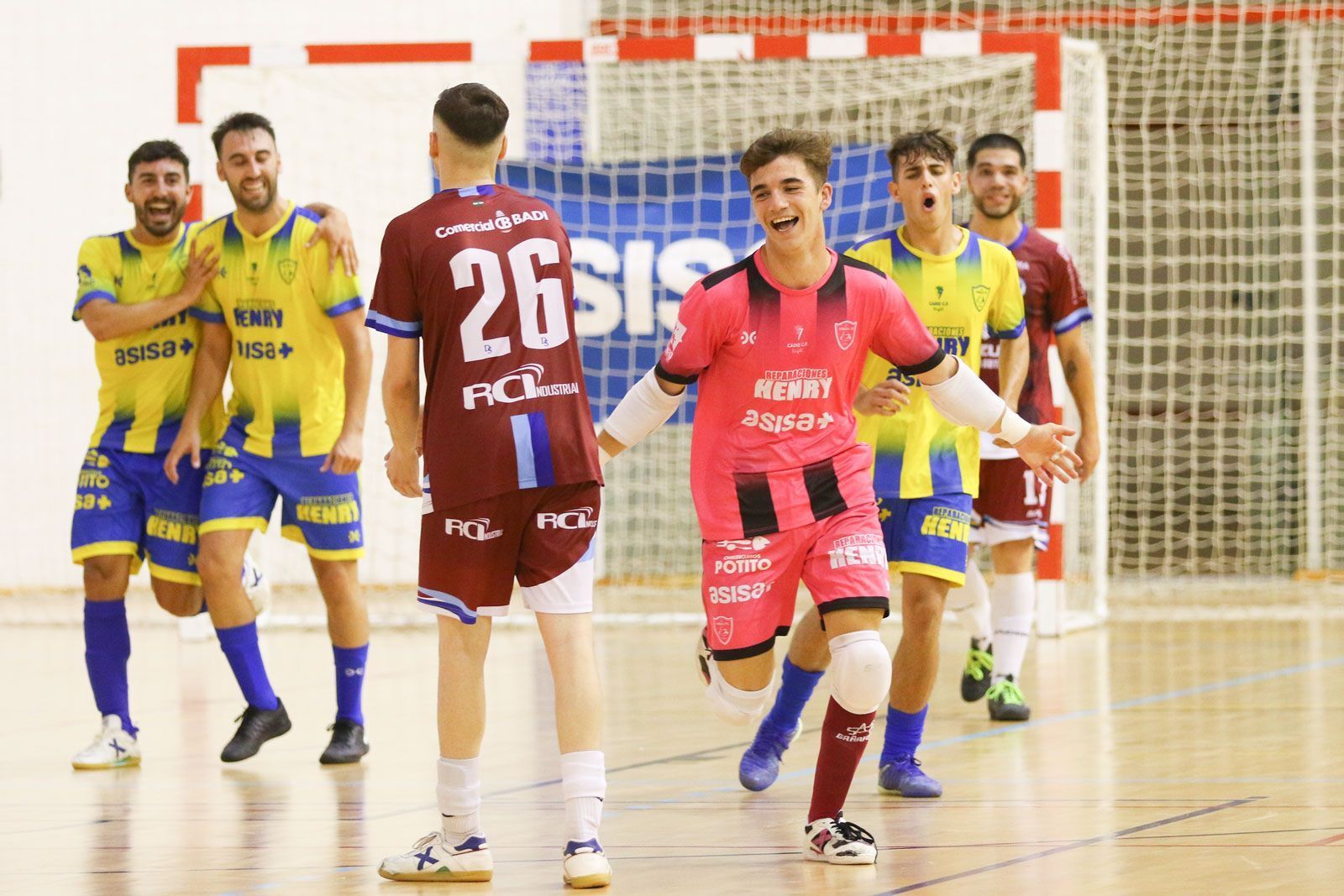 Celebración de los gaditanos tras anotar un gol.