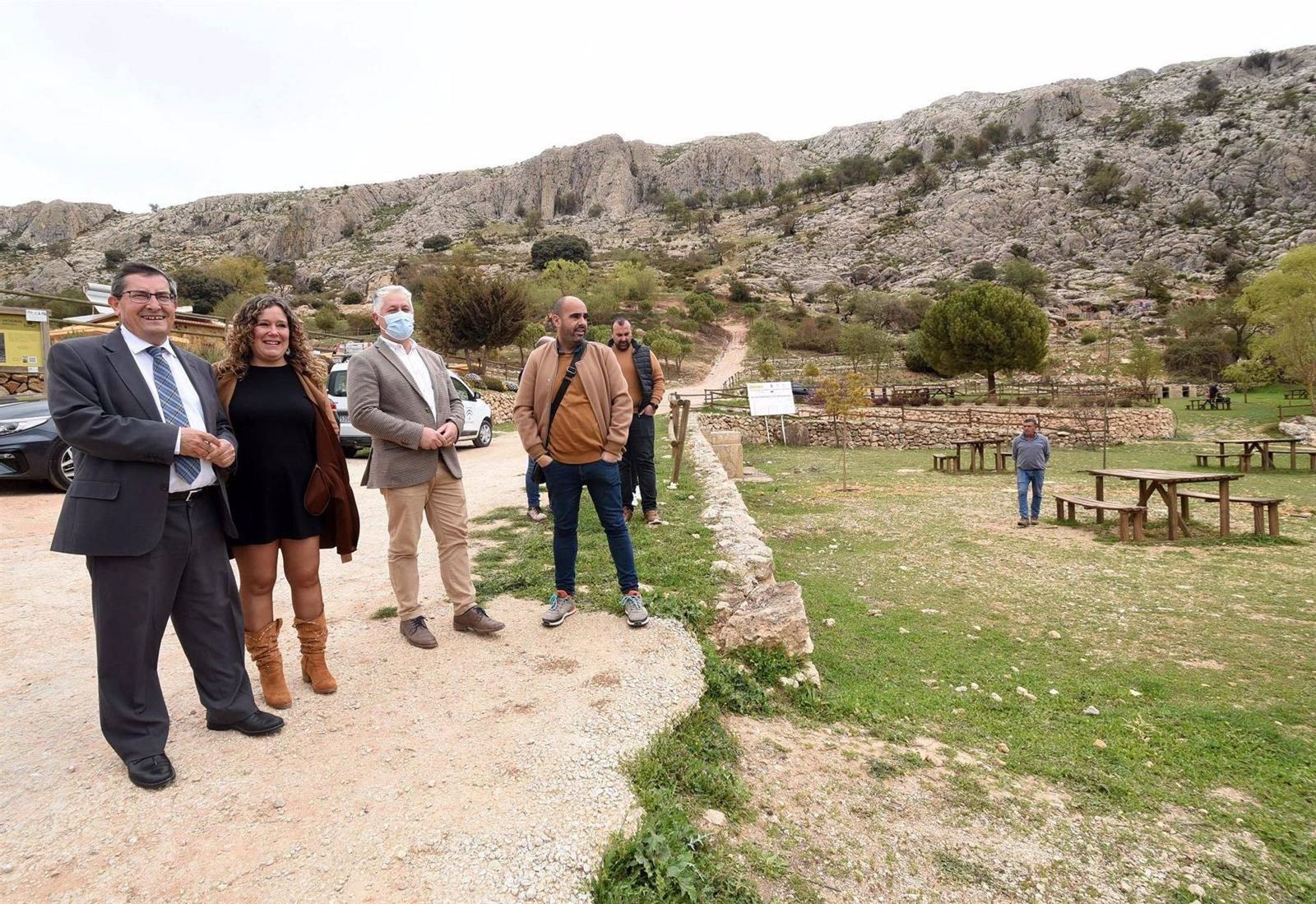 José Entrena, junto a la alcaldesa de Zafarraya, Rosana Molina y otros representantes