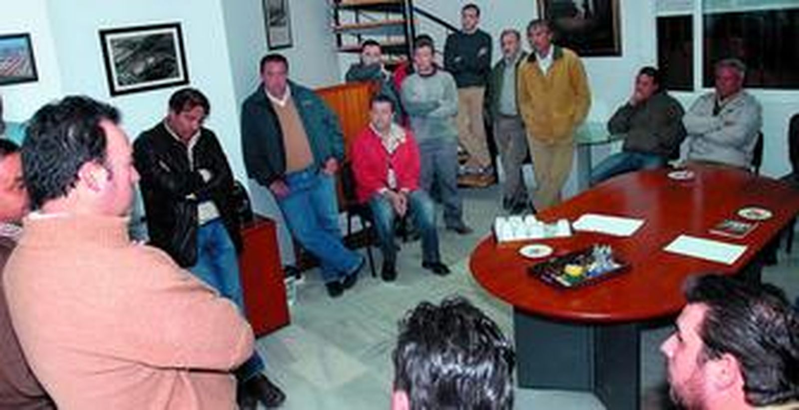 Proveedores de Fivesur, anoche en las oficinas de la constructora jerezana, donde decidieron unir sus fuerzas con las de la empresa.