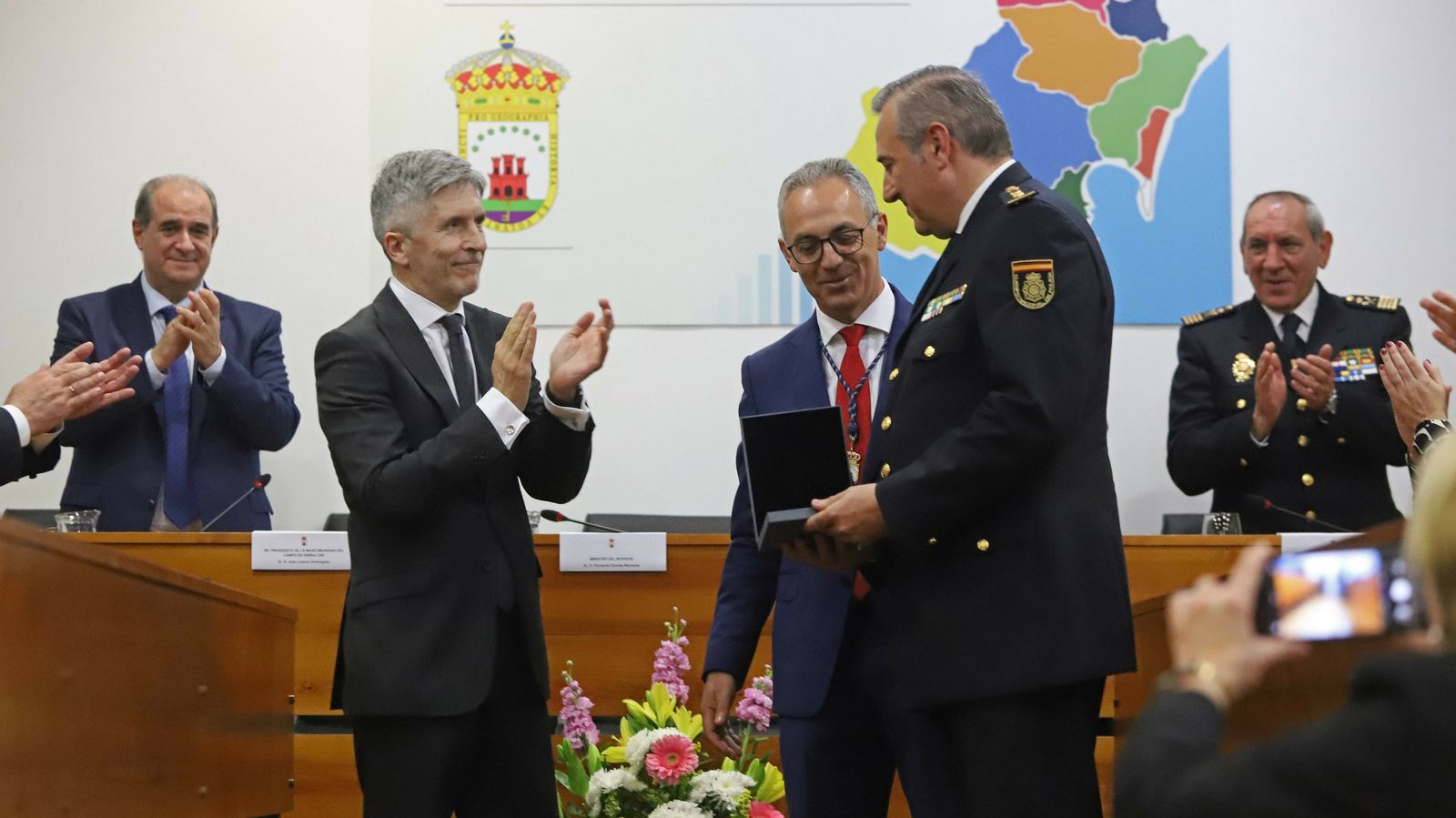 Fotos del acto de entrega de la Medalla de la Mancomunidad a la Policía Nacional