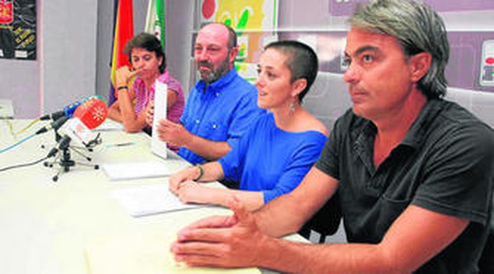 Desde la izquierda: Carmen Cabrera, Pedro Jiménez, Mercedes Gordo y Salvador Campos, en la sede de Izquierda Unida.