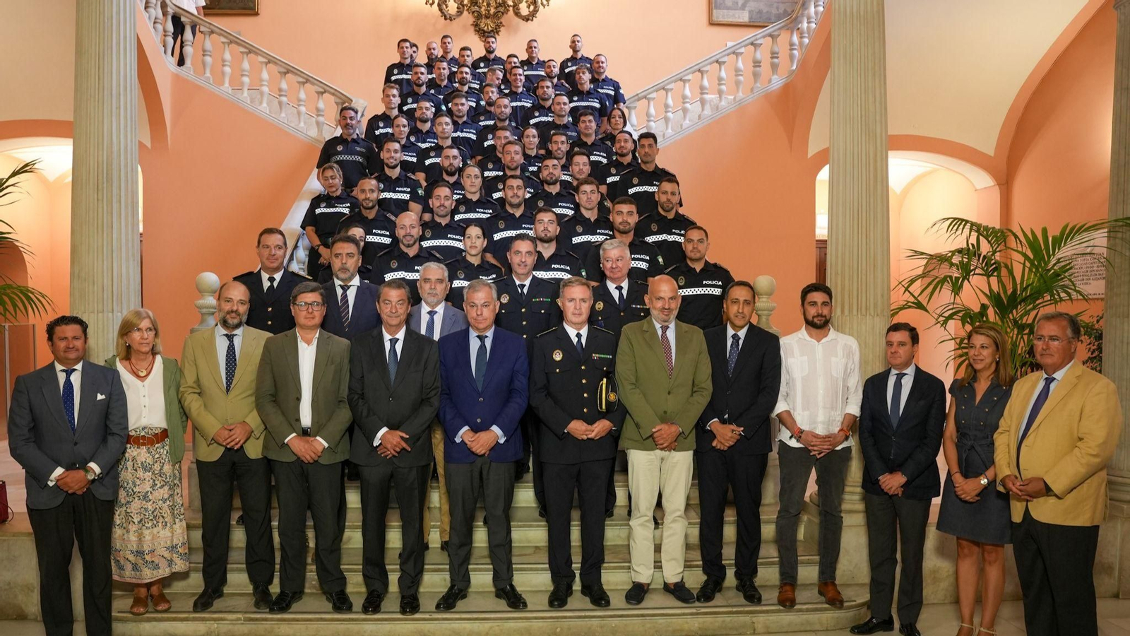 Los nuevos agentes posan junto a las autoridades en la escalinata principal del Ayuntamiento.