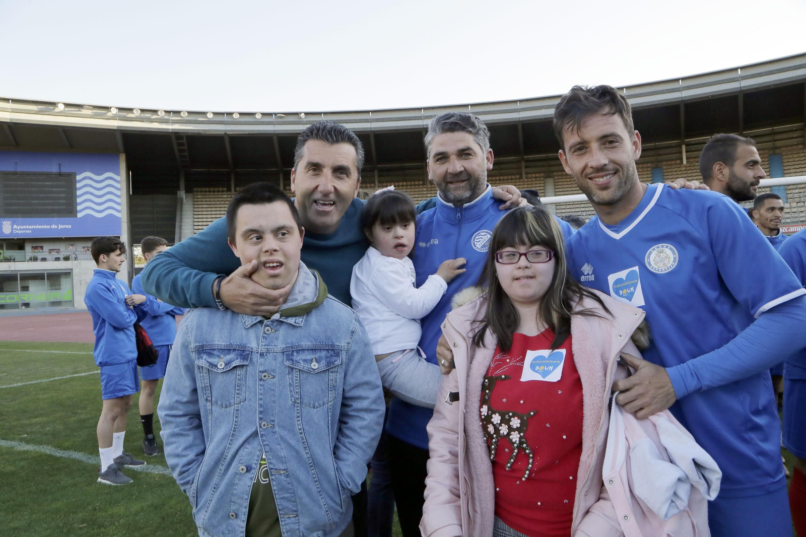 Cedown celebrando junto a los jugadores del Xerez DFC en dia del Sindrome de Down