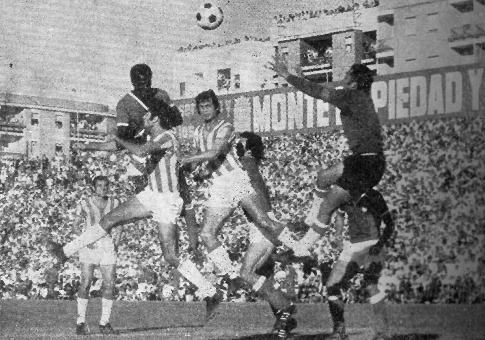 Biri Biri marca ante el Córdoba en El Arcángel en la temporada 74-75.