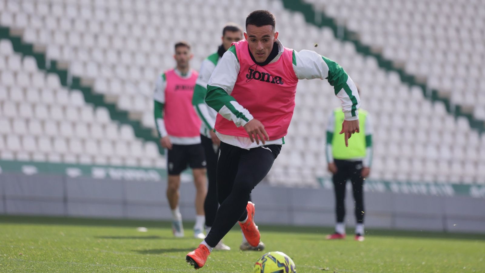 Diego Bri persigue el balón en el último entrenamiento del Córdoba CF.